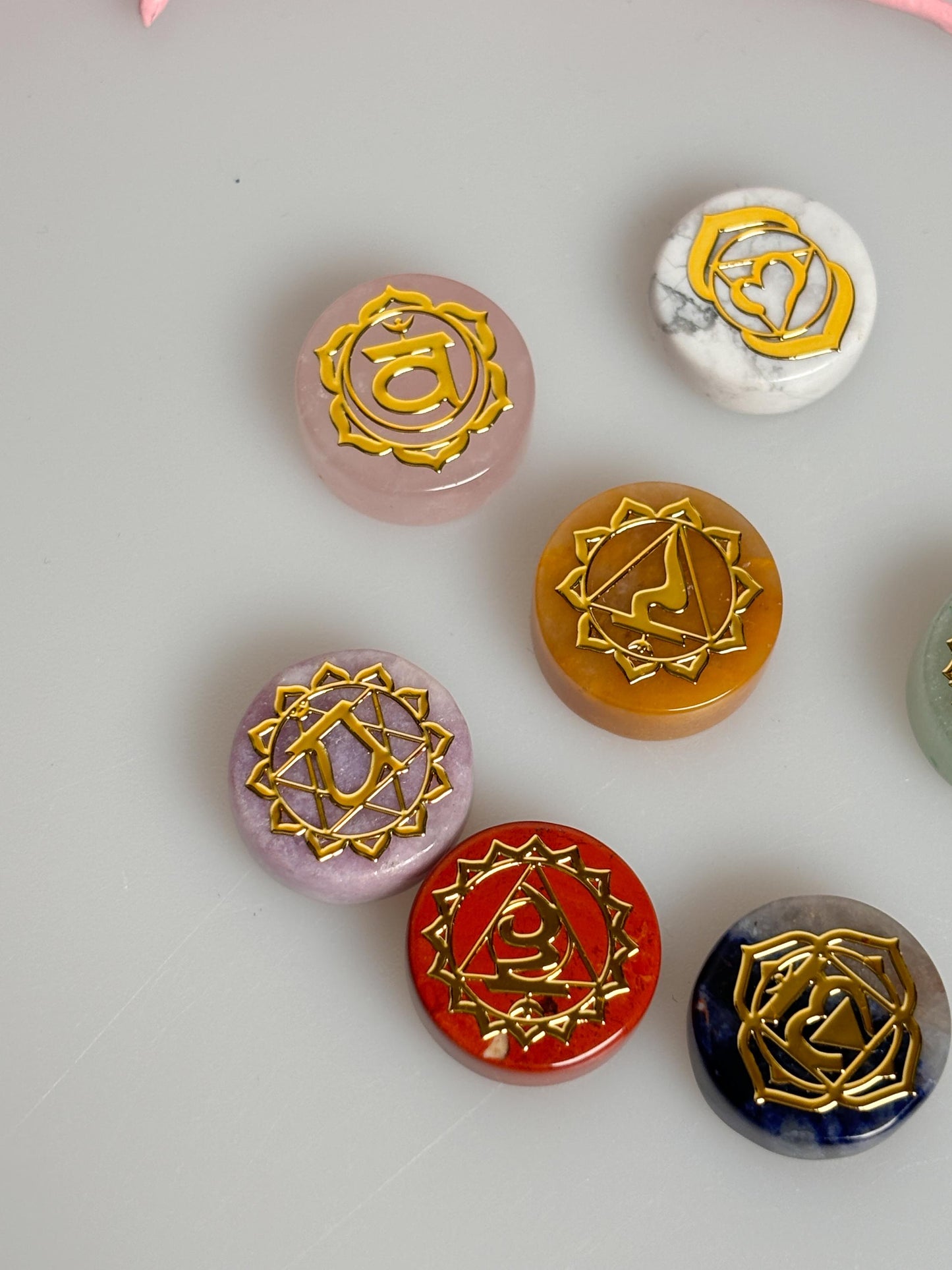 Kleine Kristall Chakra Steine Set 7 Edelsteine für Energiearbeit, Heilung & Meditation