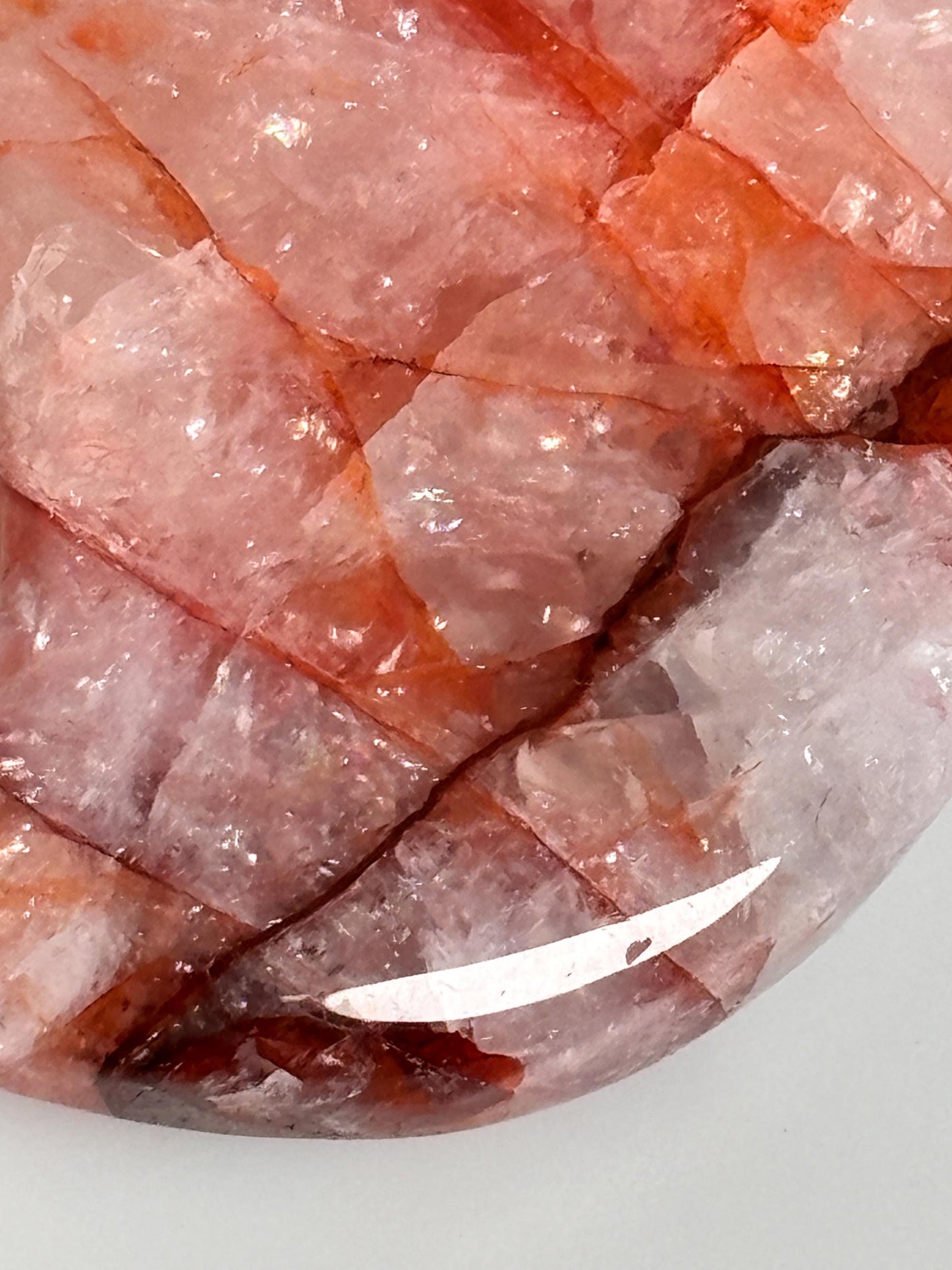 Feuerquarz Mond Carving - kleines Deko-Highlight mit tollen Regenbögen, spirituelle Deko für Harmonie und Energie