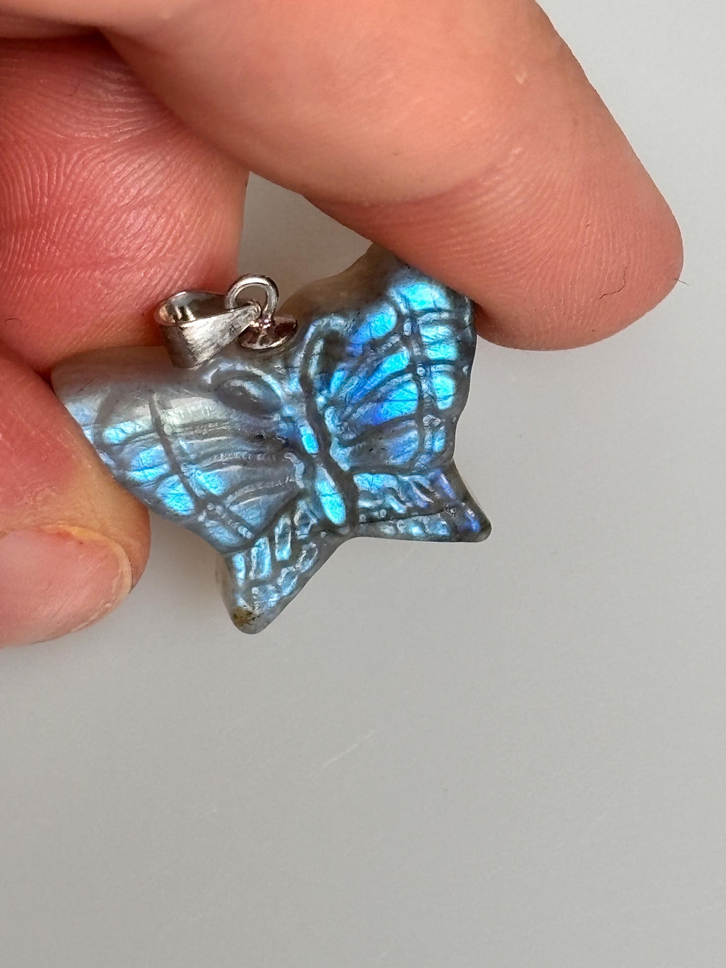 High Quality Labradorit Kettenanhänger Schmetterling Blauer Flash, hochwertiger Kristall-Schmuck für Energie und Schutz
