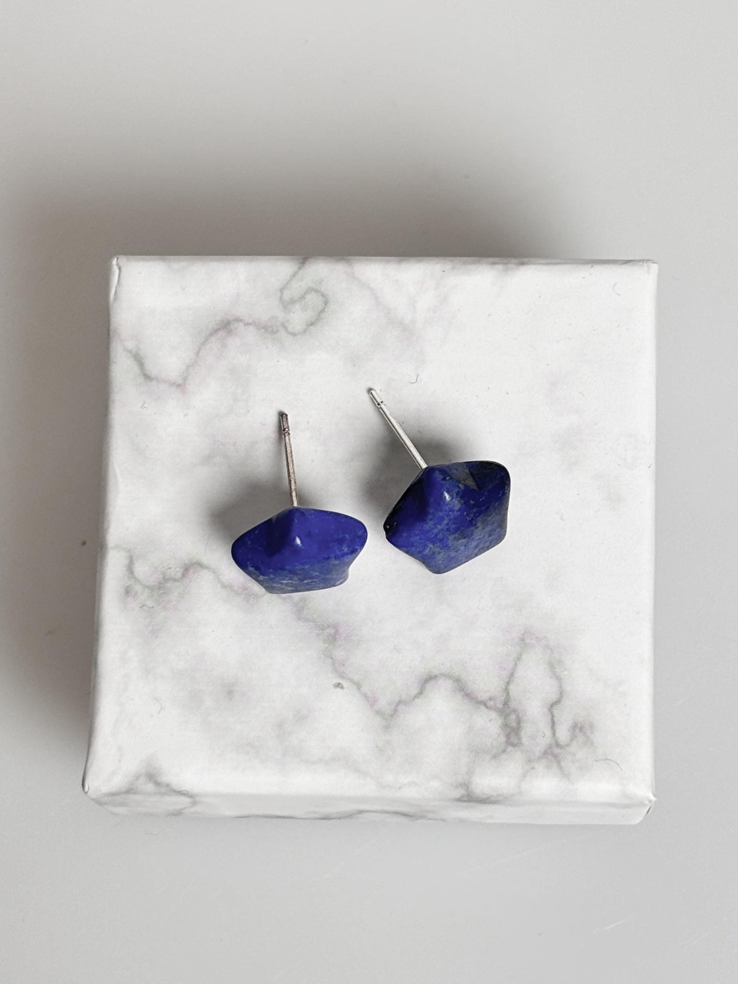 Lapislazuli Stern Ohrstecker mit 925 Silberstecker Edler blauer Stein, Symbol für Weisheit & Schutz, ideal als Geschenk