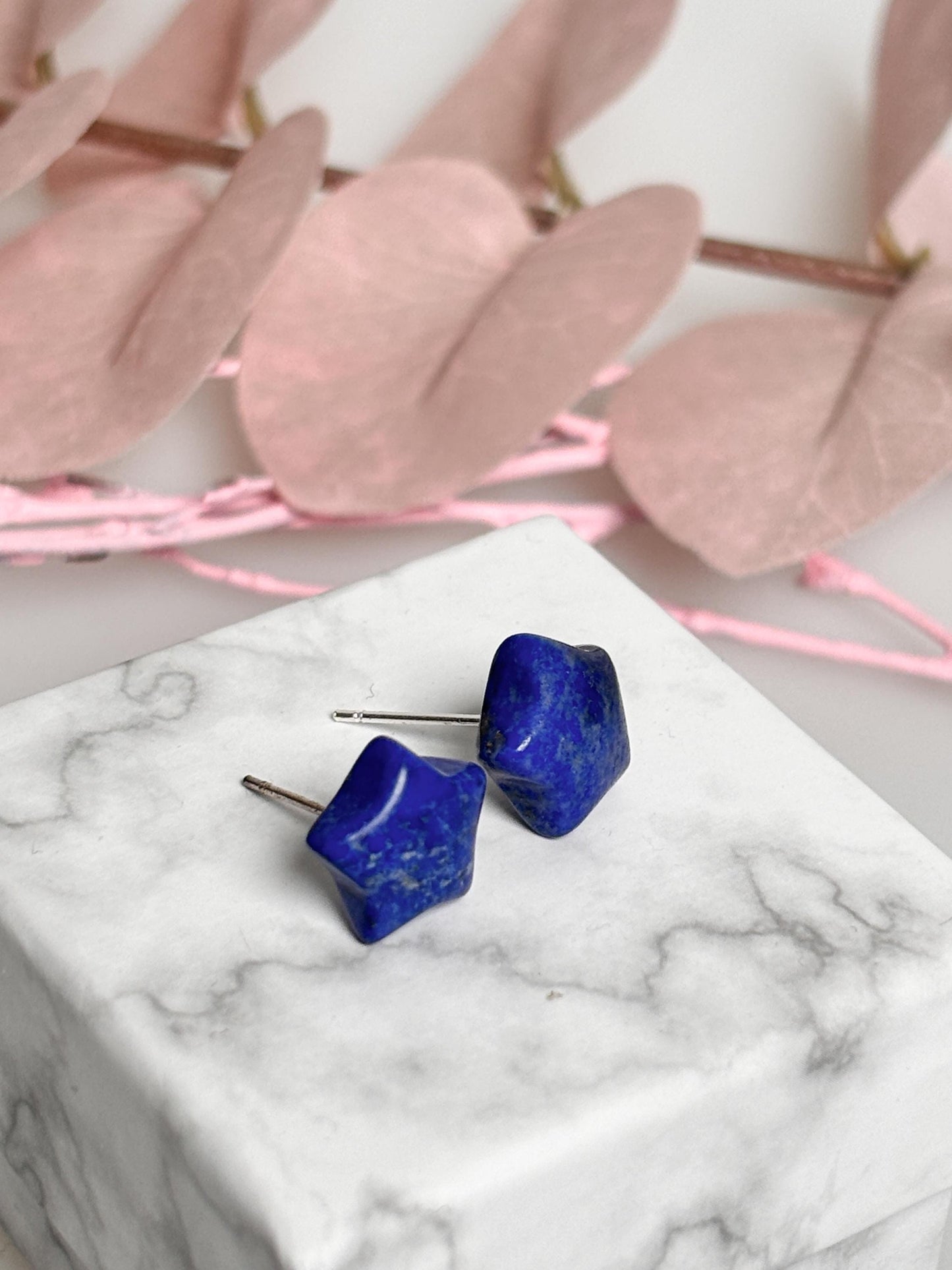 Lapislazuli Stern Ohrstecker mit 925 Silberstecker Edler blauer Stein, Symbol für Weisheit & Schutz, ideal als Geschenk