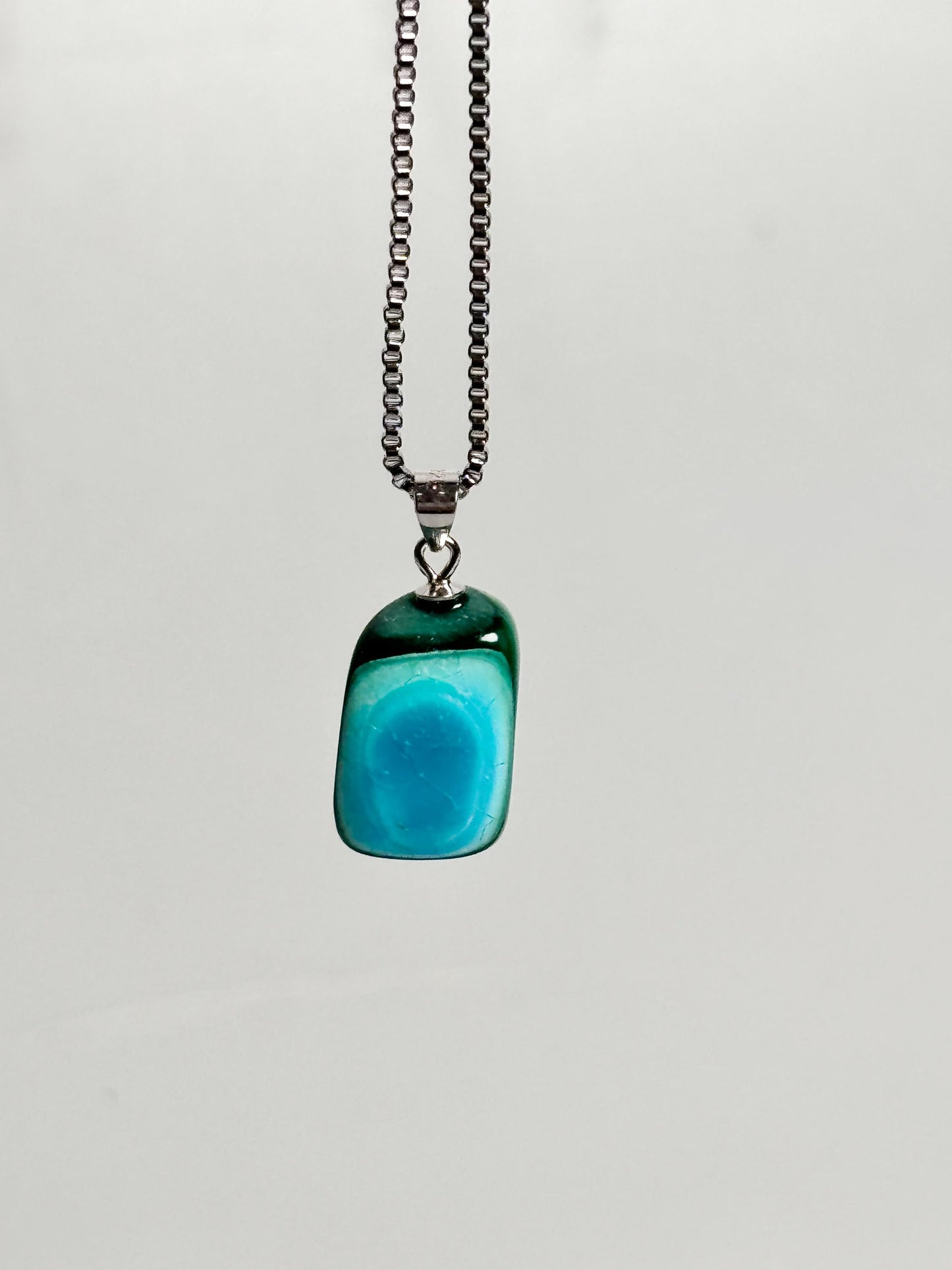 Einzigartiger Chrysokolla Malachit Kettenanhänger mit 925 Silberöse Edler grün-blauer Stein, spirituelles Geschenk