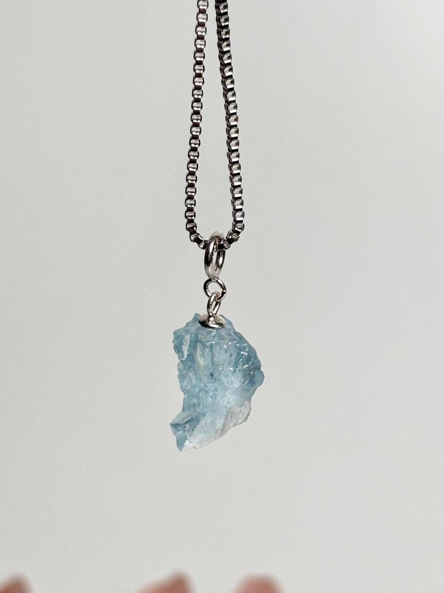 Natürlicher Aquamarin Rohstein Kettenanhänger 925 Silber Öse Transparenter Edelstein Schmuck