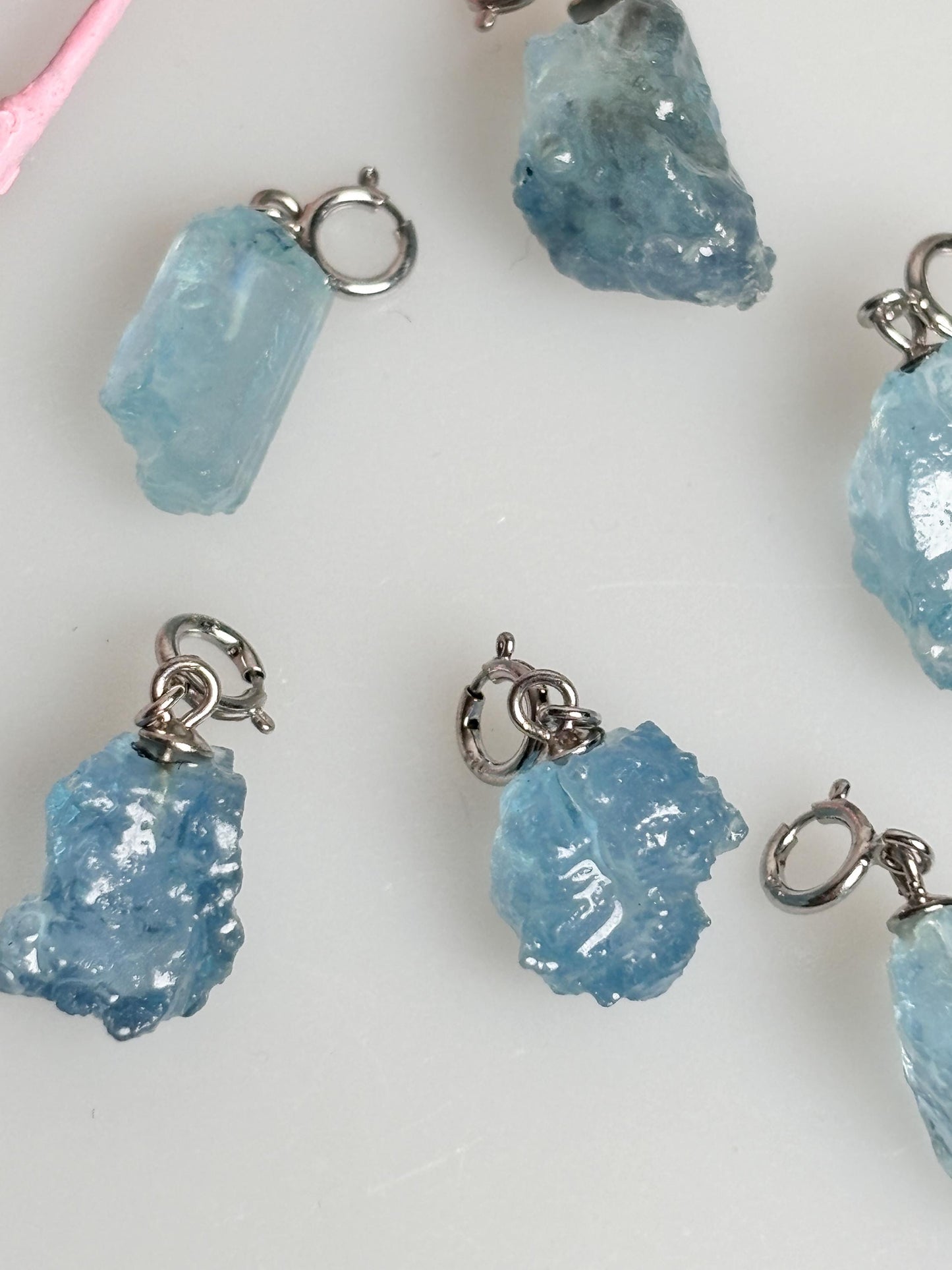 Natürlicher Aquamarin Rohstein Kettenanhänger 925 Silber Öse Transparenter Edelstein Schmuck