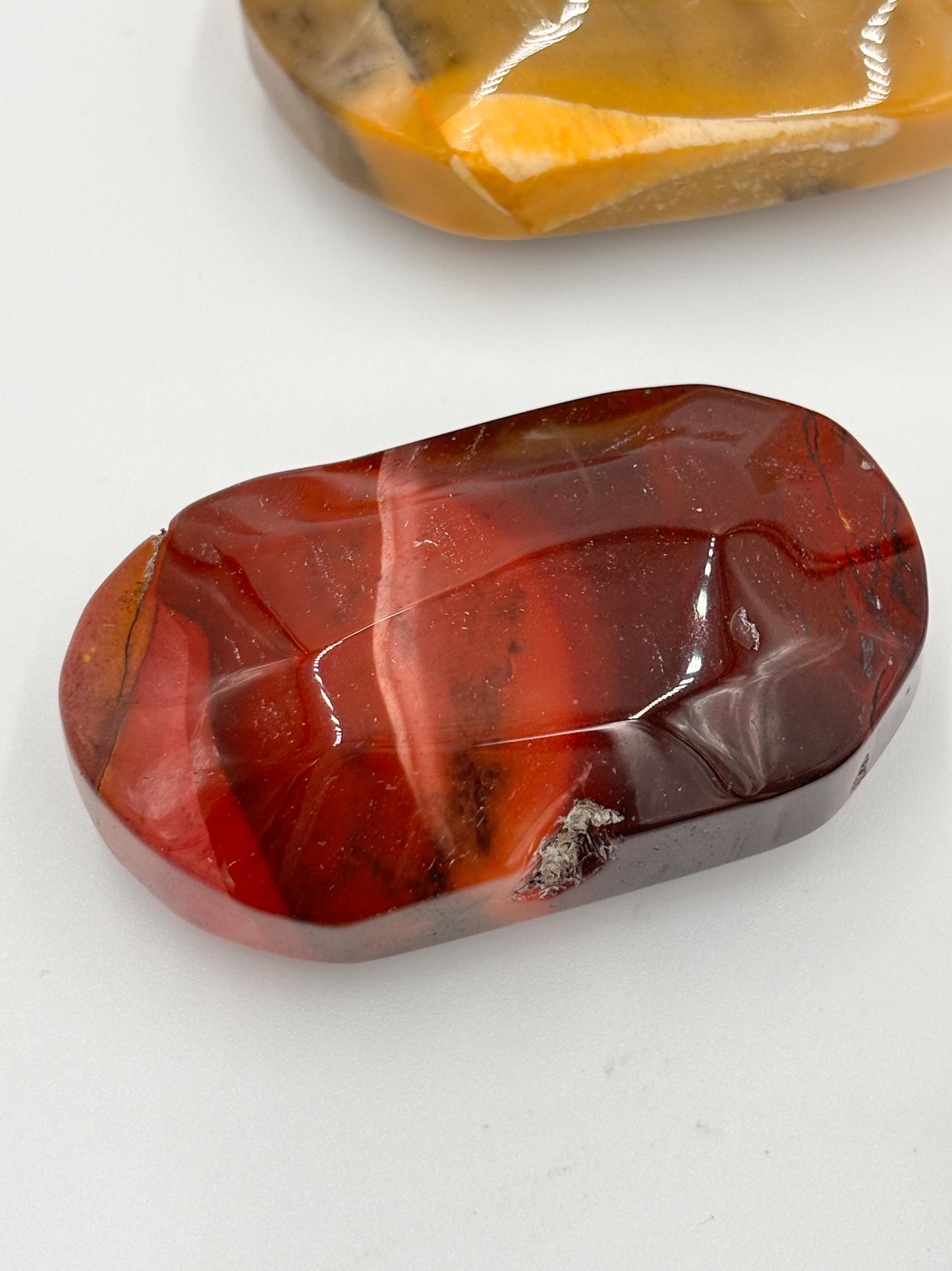 Mookaite Palmstone Handstein in verschiedenen Farben, energetischer Kristall zur Erdung & Balance