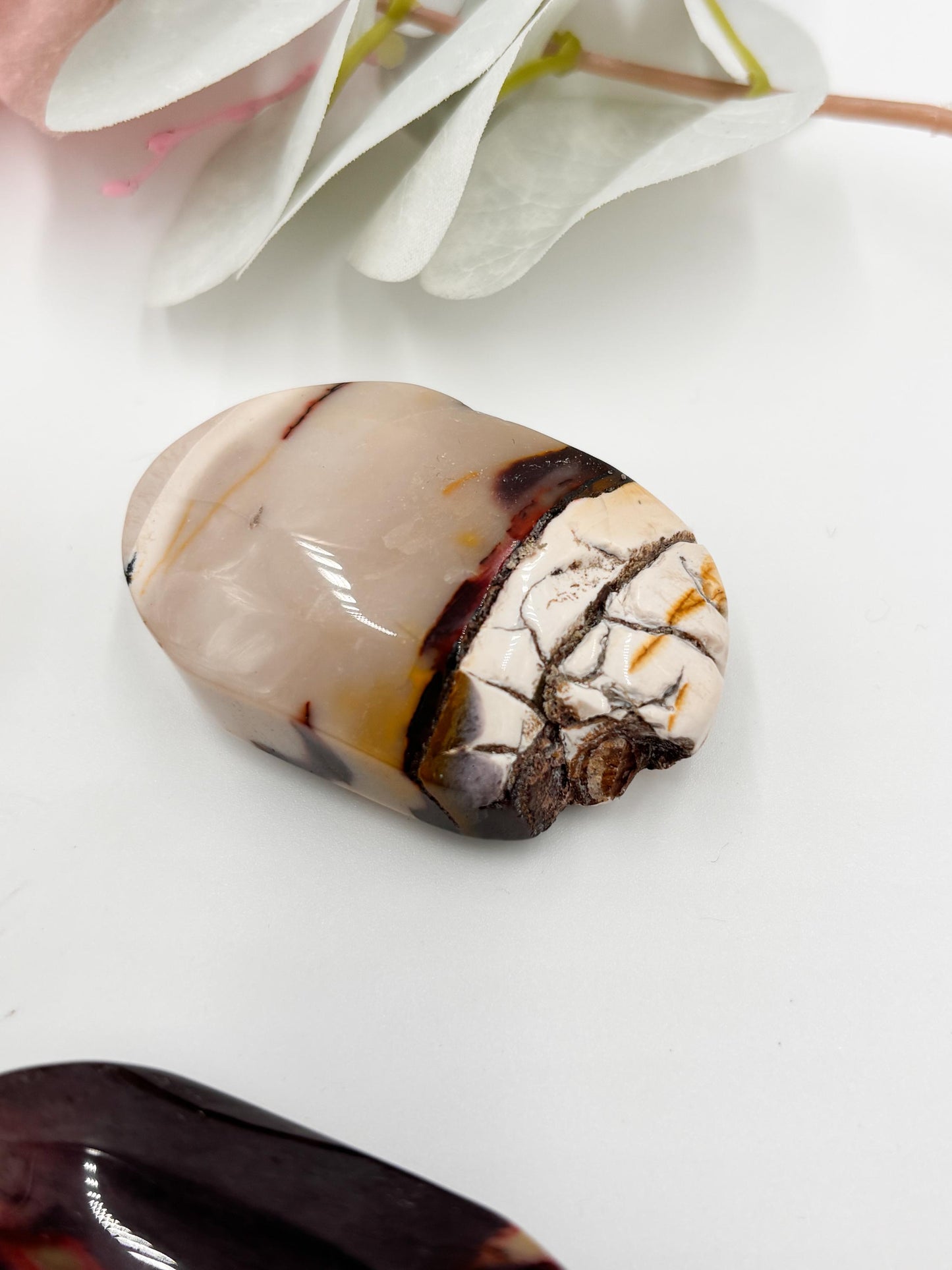 Mookaite Palmstone Handstein in verschiedenen Farben, energetischer Kristall zur Erdung & Balance