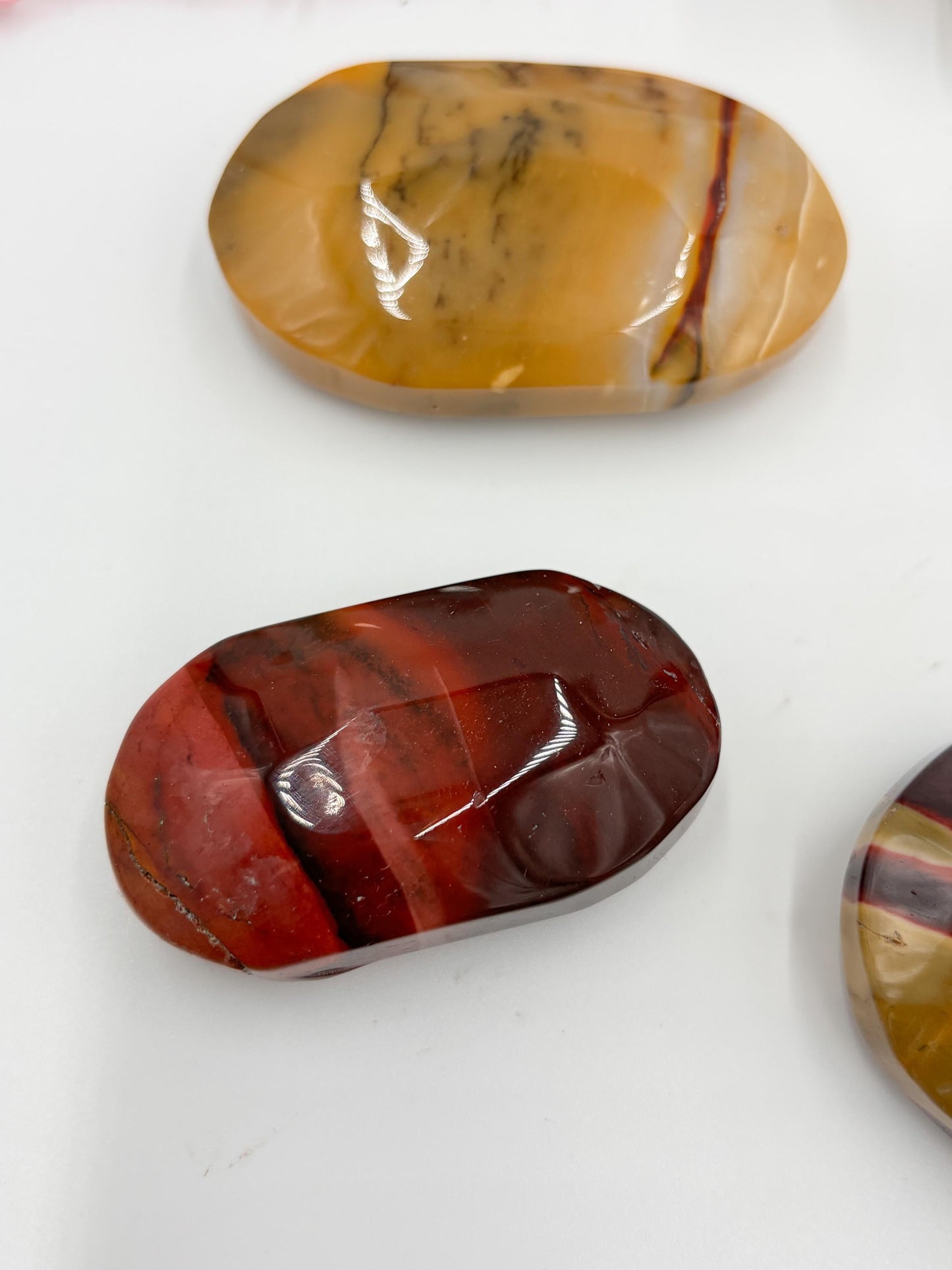 Mookaite Palmstone Handstein in verschiedenen Farben, energetischer Kristall zur Erdung & Balance