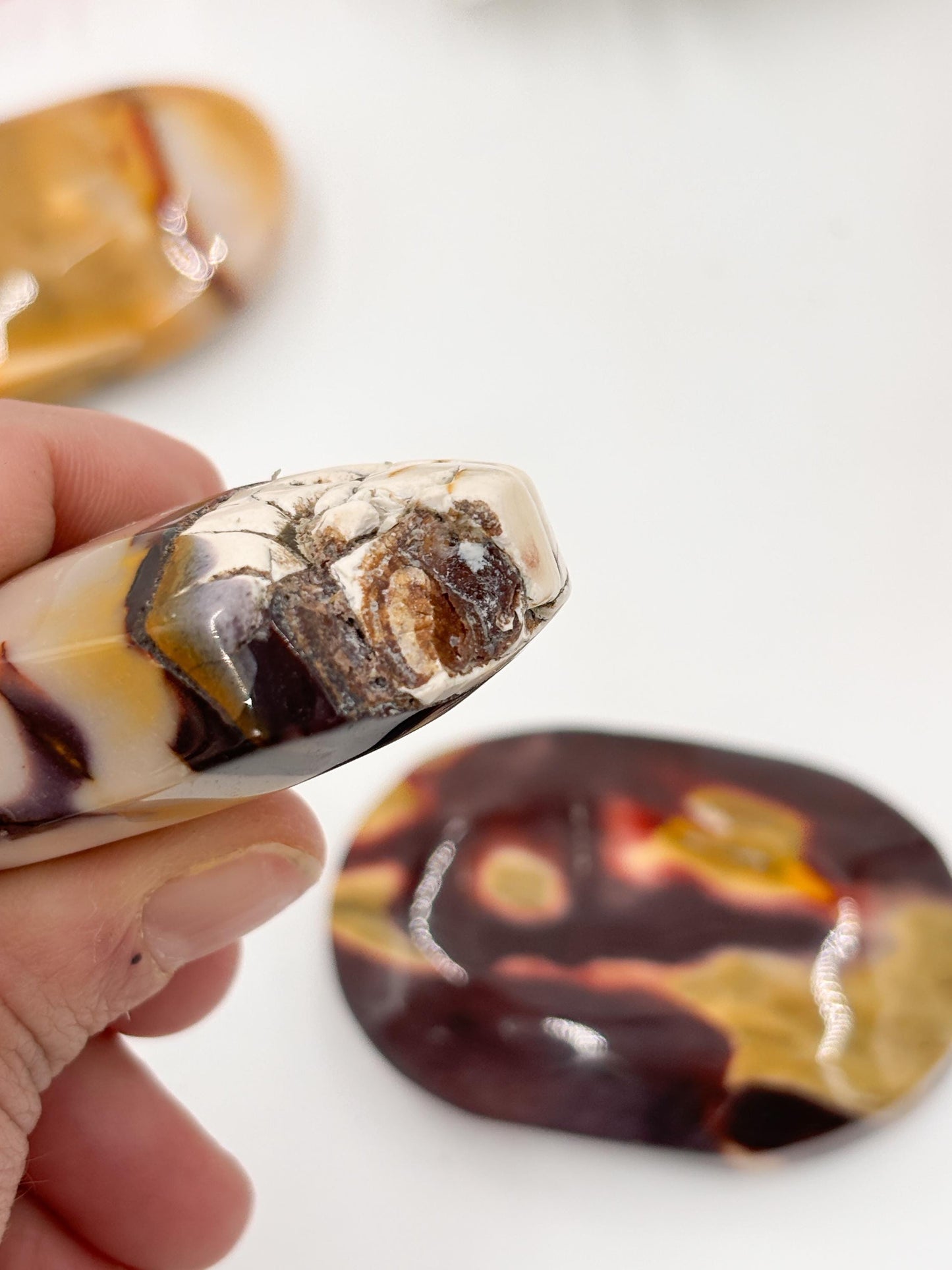 Mookaite Palmstone Handstein in verschiedenen Farben, energetischer Kristall zur Erdung & Balance