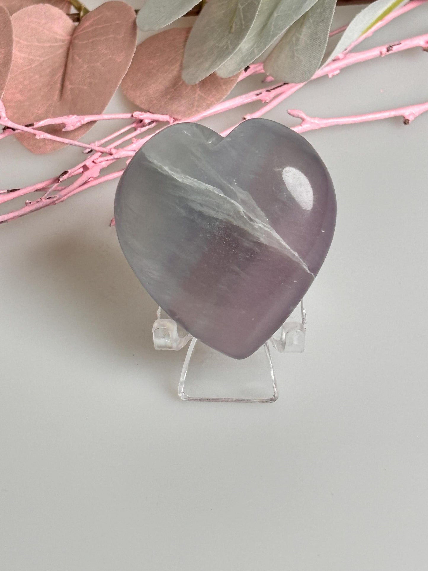 Lila-grünes Fluorit Herz mit zarter weißer Feder - Wunderschöner Kristall zur Energieharmonisierung, ca. 4,7cm.