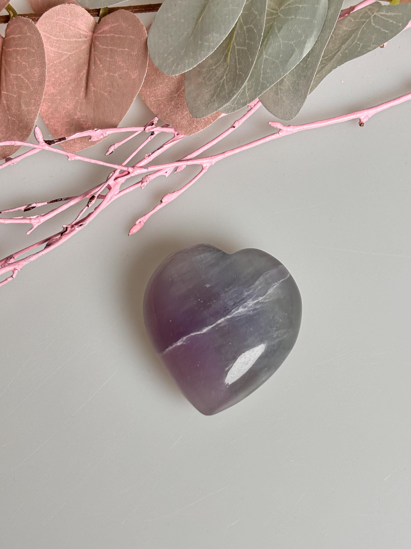 Lila-grünes Fluorit Herz mit zarter weißer Feder - Wunderschöner Kristall zur Energieharmonisierung, ca. 4,7cm.