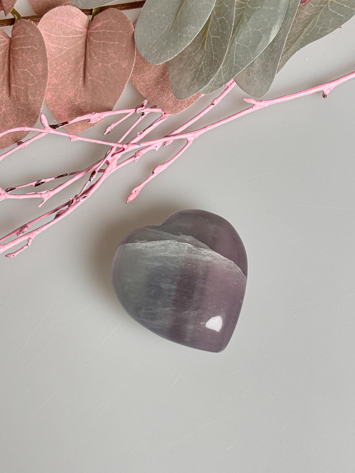 Lila-grünes Fluorit Herz mit zarter weißer Feder - Wunderschöner Kristall zur Energieharmonisierung, ca. 4,7cm.