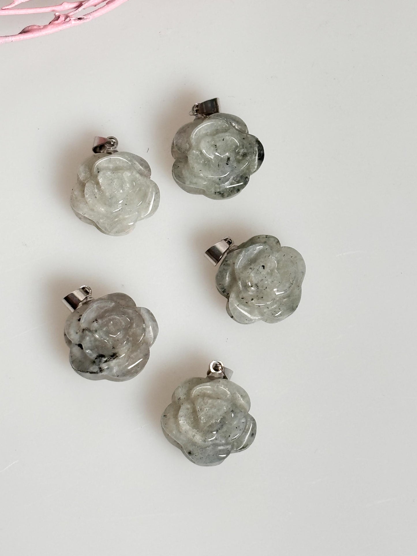 Labradorit Blumen Kettenanhänger Eleganter Schmuck mit schillerndem Labradorit