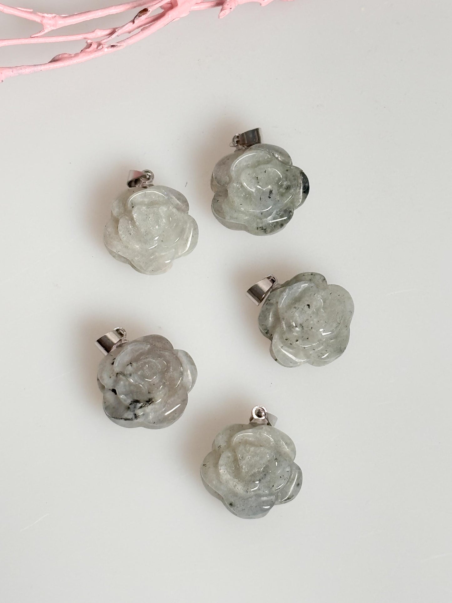 Labradorit Blumen Kettenanhänger Eleganter Schmuck mit schillerndem Labradorit