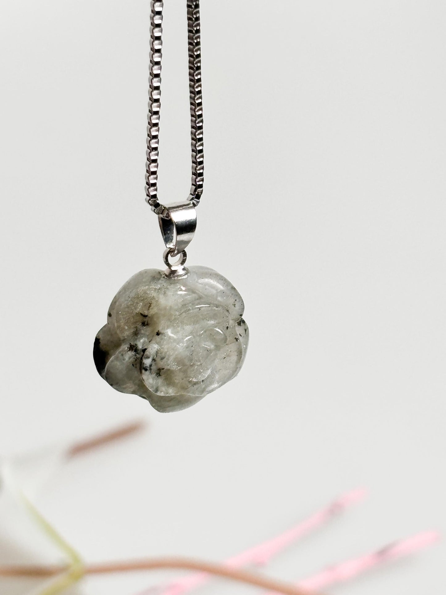 Labradorit Blumen Kettenanhänger Eleganter Schmuck mit schillerndem Labradorit