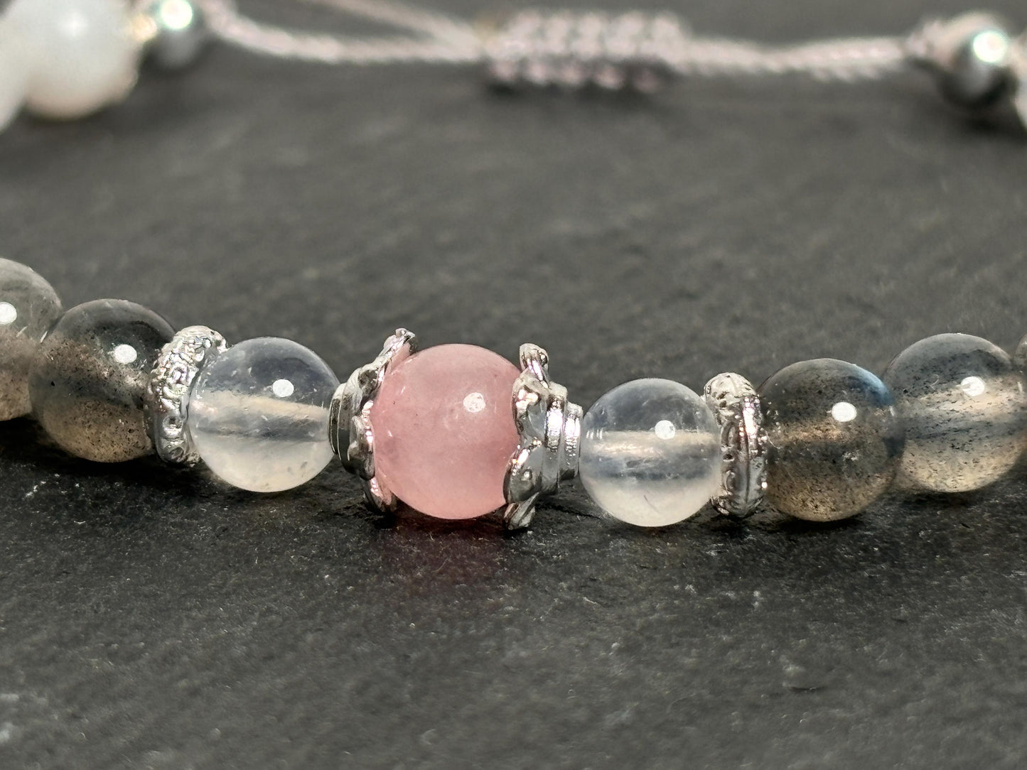 Makramee Armband mit Rosenquarz, Labradorit & Mondstein Handgefertigtes Schmuckstück mit 6mm Perlen