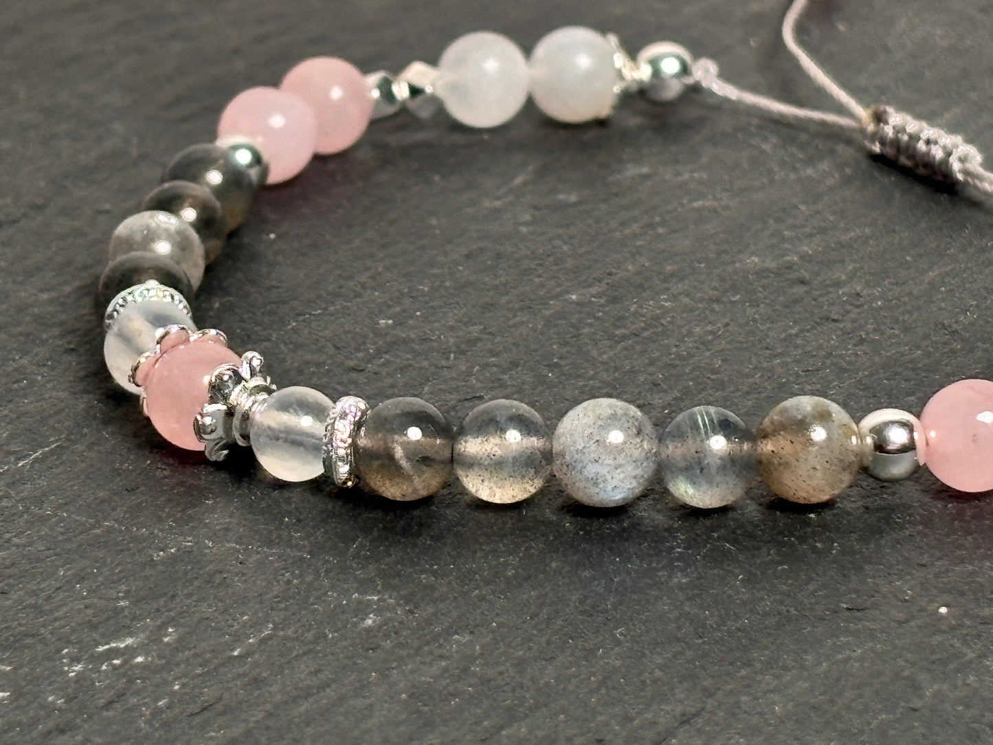 Makramee Armband mit Rosenquarz, Labradorit & Mondstein Handgefertigtes Schmuckstück mit 6mm Perlen