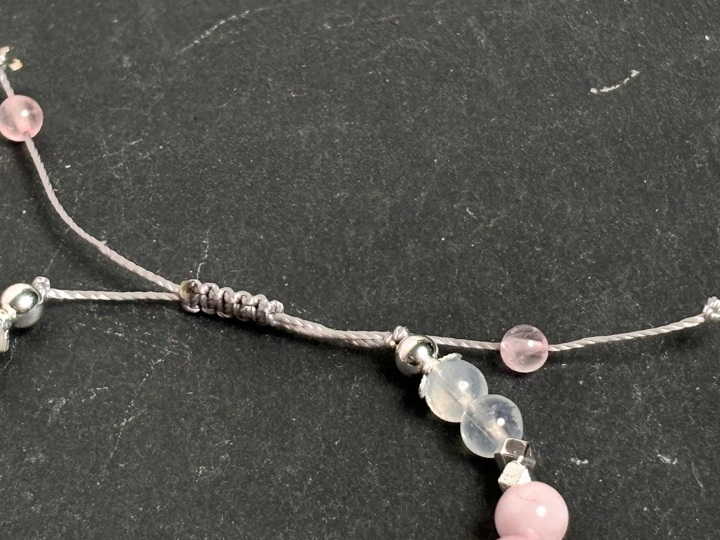 Makramee Armband mit Rosenquarz, Labradorit & Mondstein Handgefertigtes Schmuckstück mit 6mm Perlen