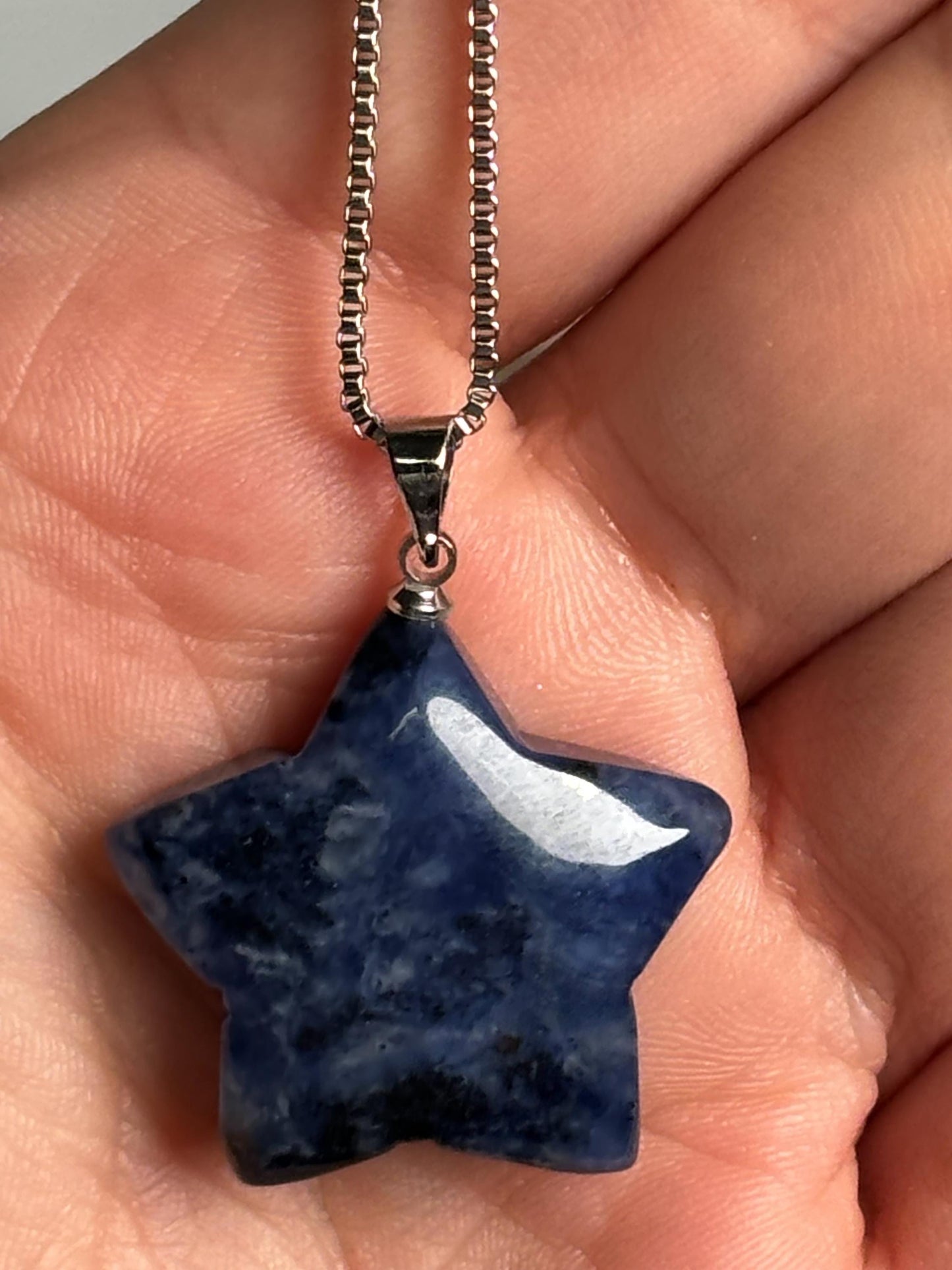 Sodalith Stern Kettenanhänger Spiritueller Edelstein Schmuck, 2,5 cm, Symbol für Klarheit und Intuition