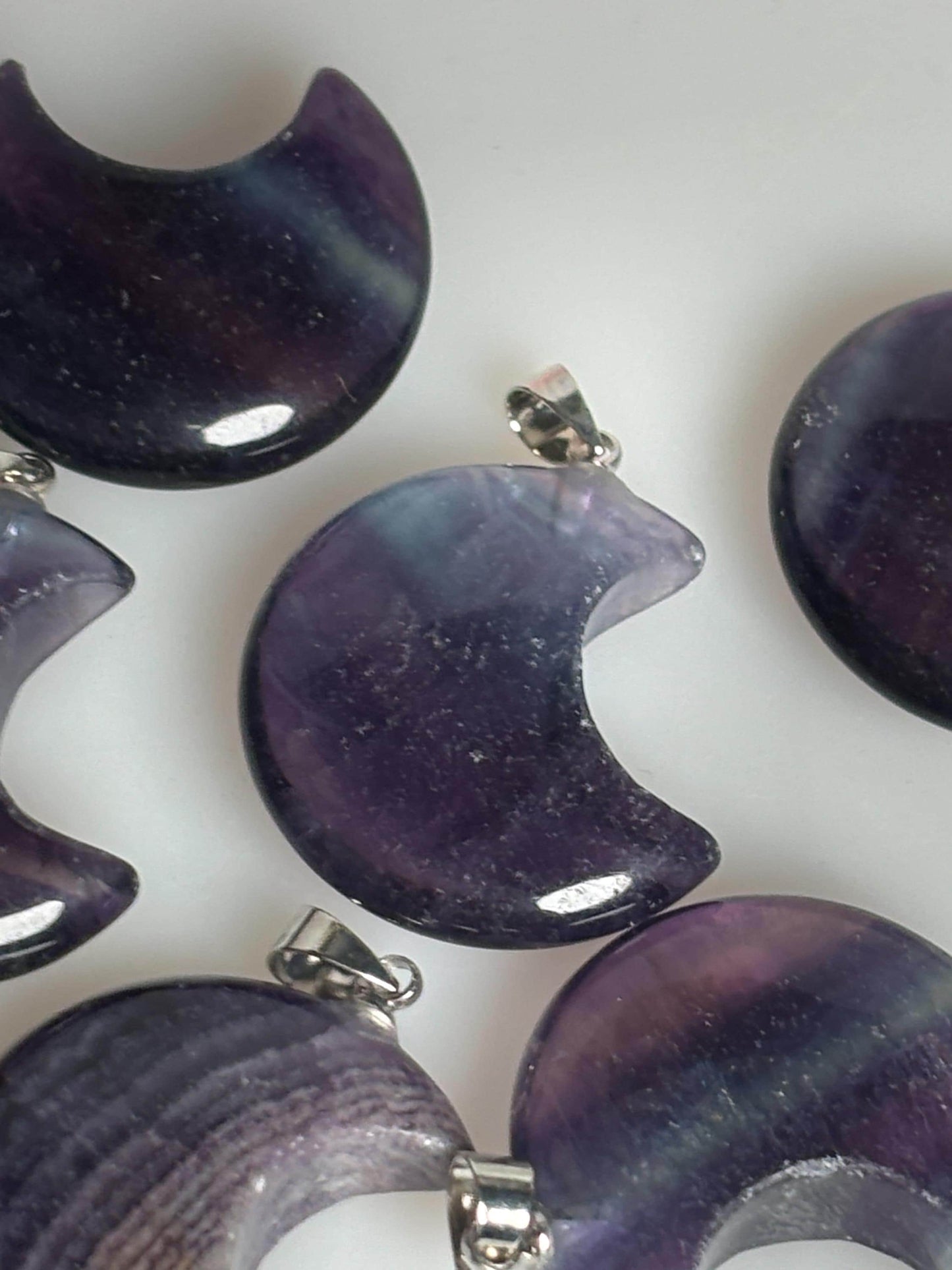 Fluorit Mond Kettenanhänger 2,4 cm Natürlicher Edelstein Schmuck für Intuition und Klarheit