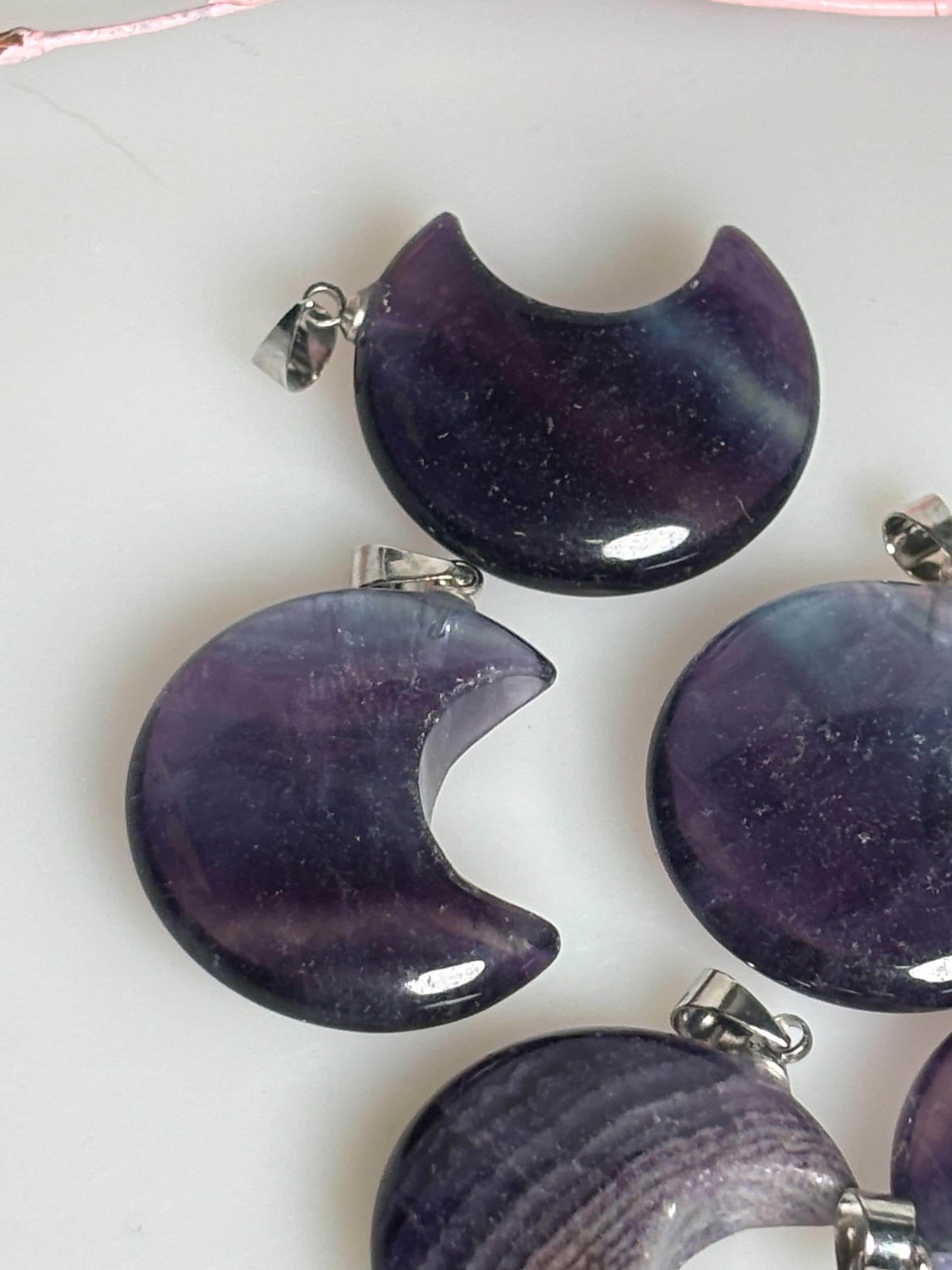 Fluorit Mond Kettenanhänger 2,4 cm Natürlicher Edelstein Schmuck für Intuition und Klarheit