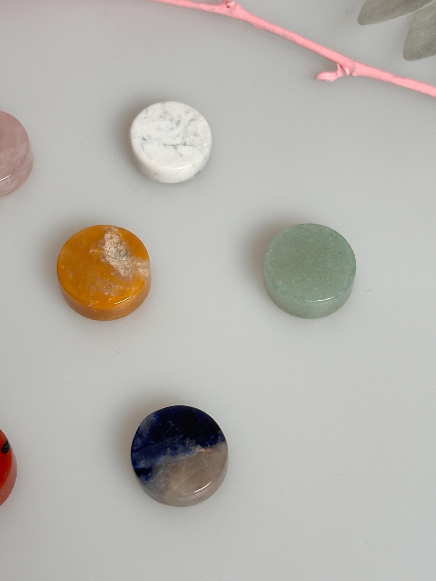 Kleine Kristall Chakra Steine Set 7 Edelsteine für Energiearbeit, Heilung & Meditation