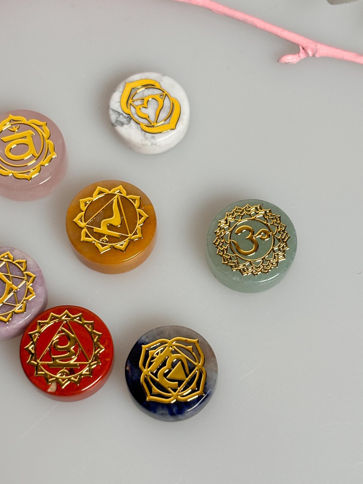 Kleine Kristall Chakra Steine Set 7 Edelsteine für Energiearbeit, Heilung & Meditation