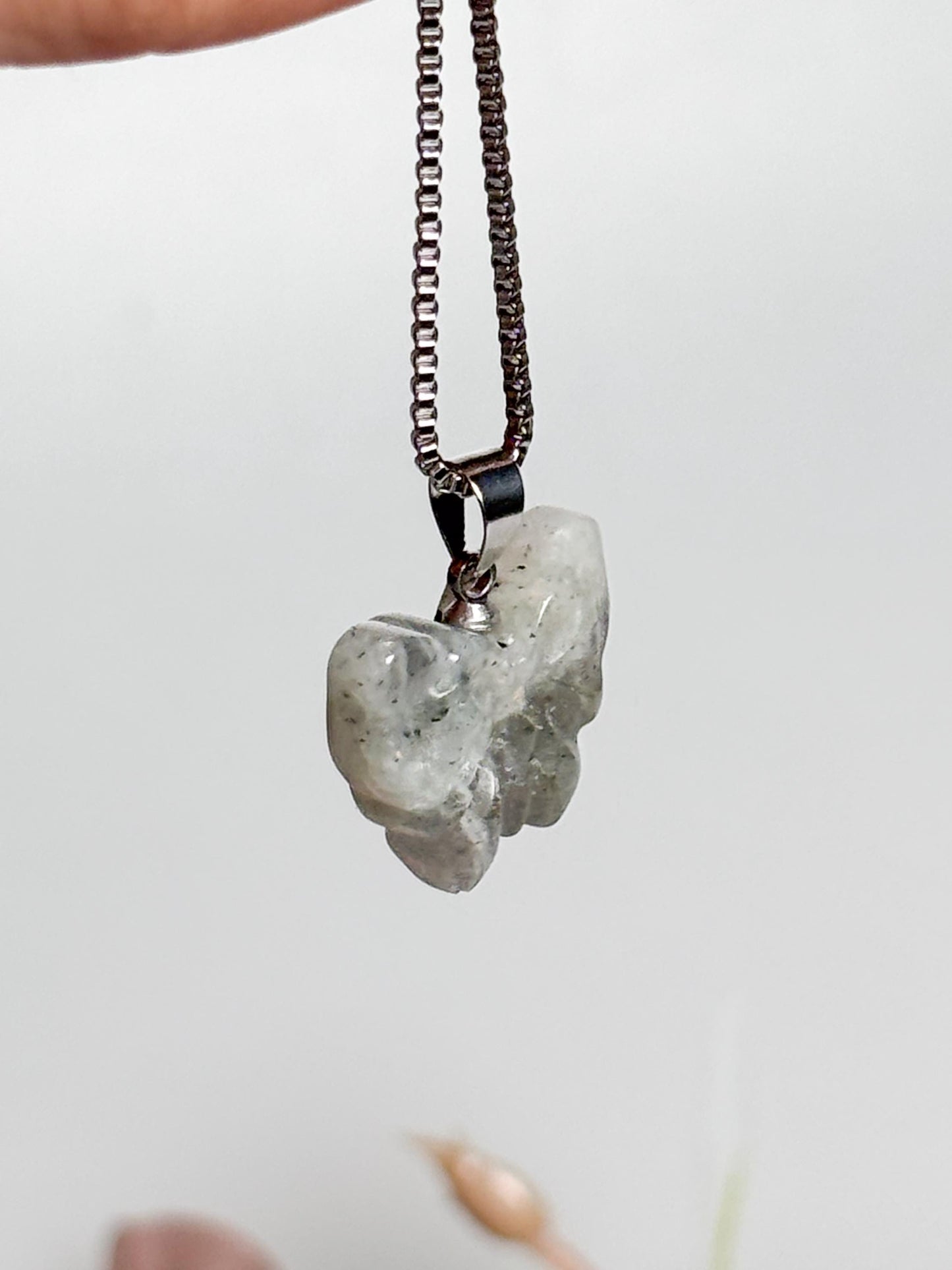 Labradorit Schmetterling Kettenanhänger Magischer Schmuck mit schillerndem Stein