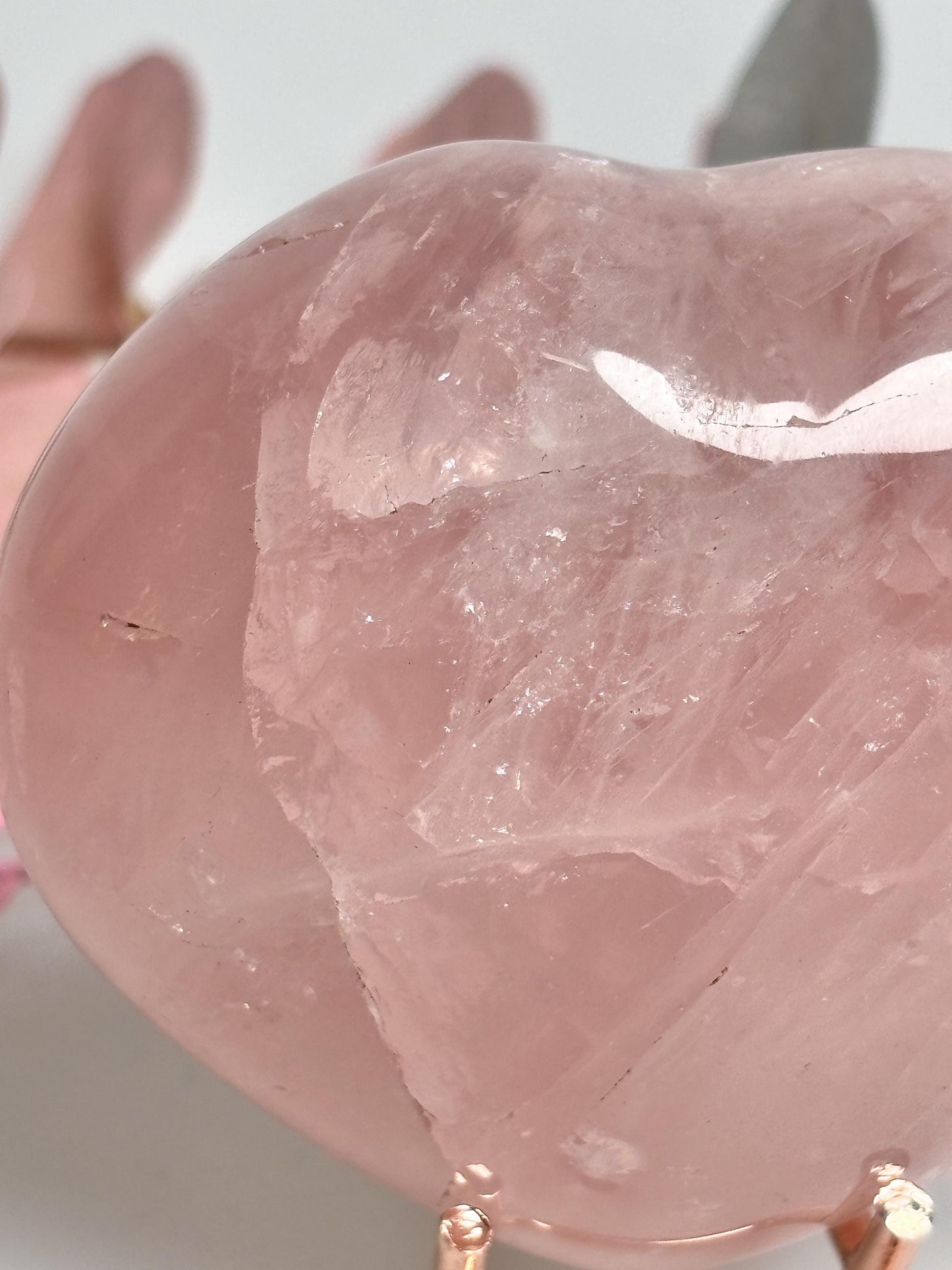 Großes Rosenquarz Herz mit optionalem Metallhalter Wunderschöne Regenbögen, Edelstein Deko für Liebe und Harmonie
