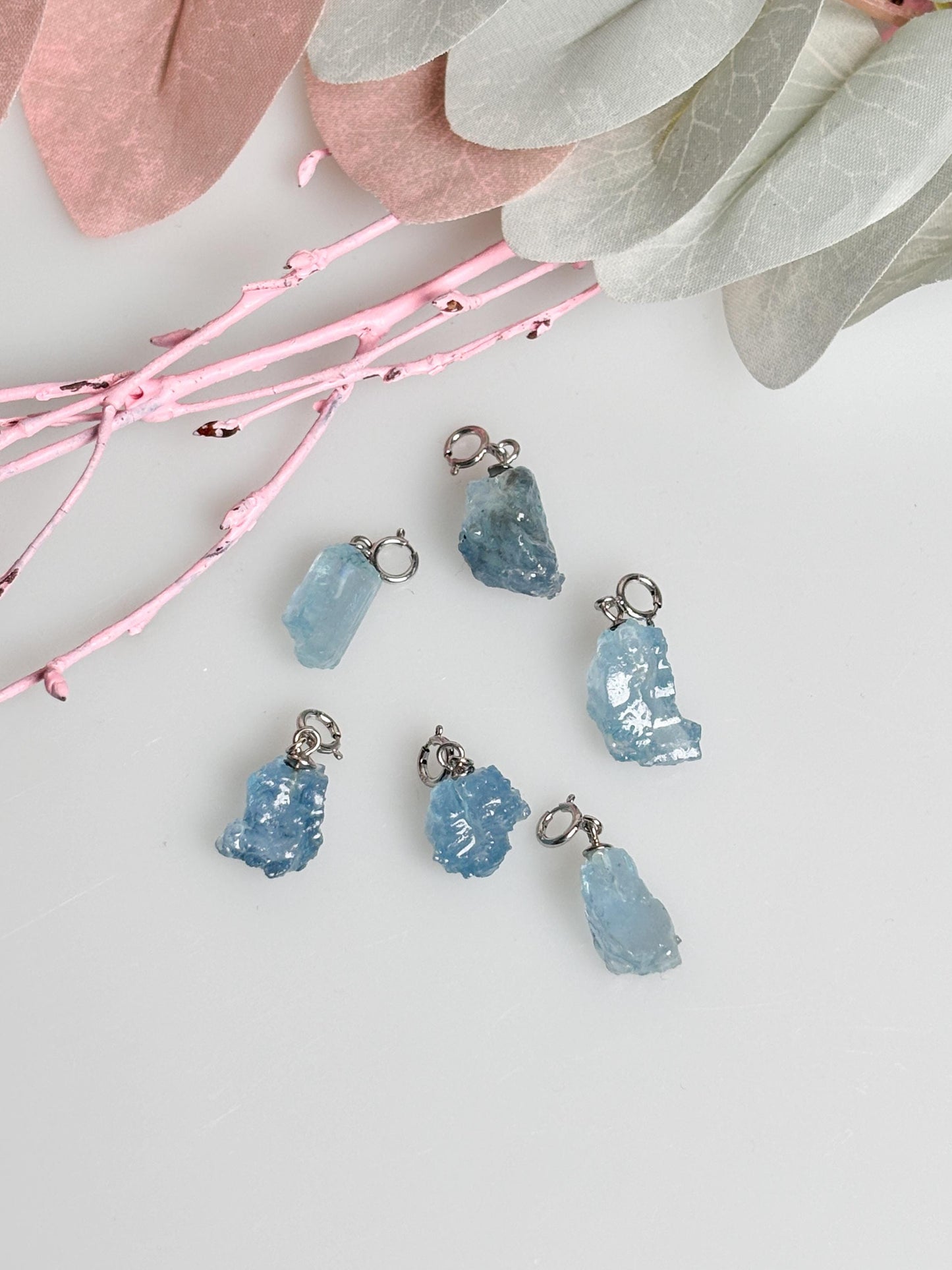 Natürlicher Aquamarin Rohstein Kettenanhänger 925 Silber Öse Transparenter Edelstein Schmuck