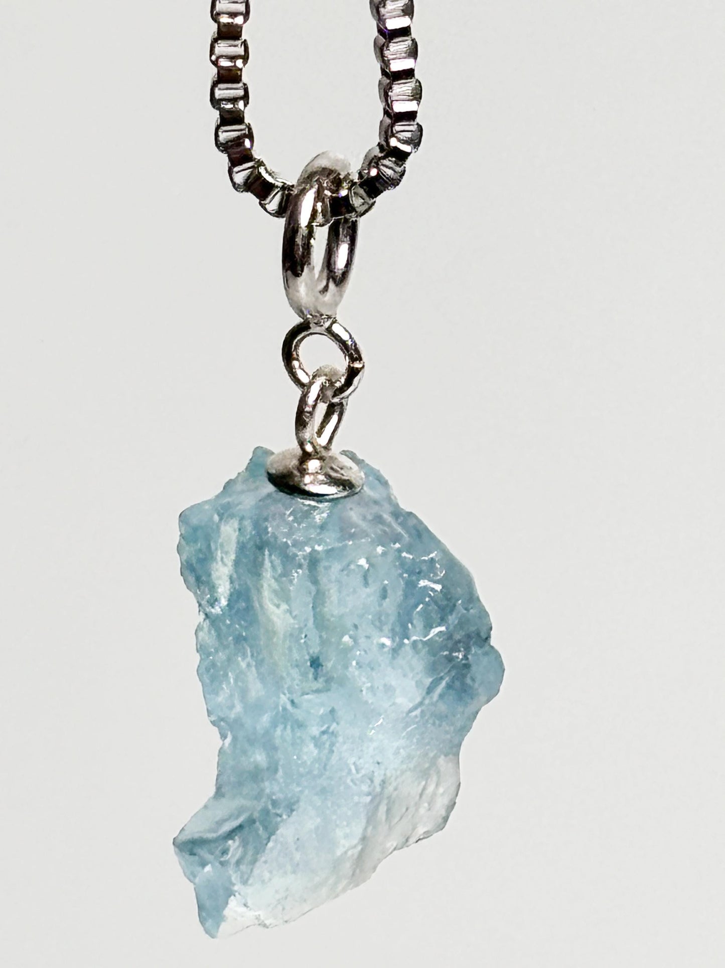 Natürlicher Aquamarin Rohstein Kettenanhänger 925 Silber Öse Transparenter Edelstein Schmuck