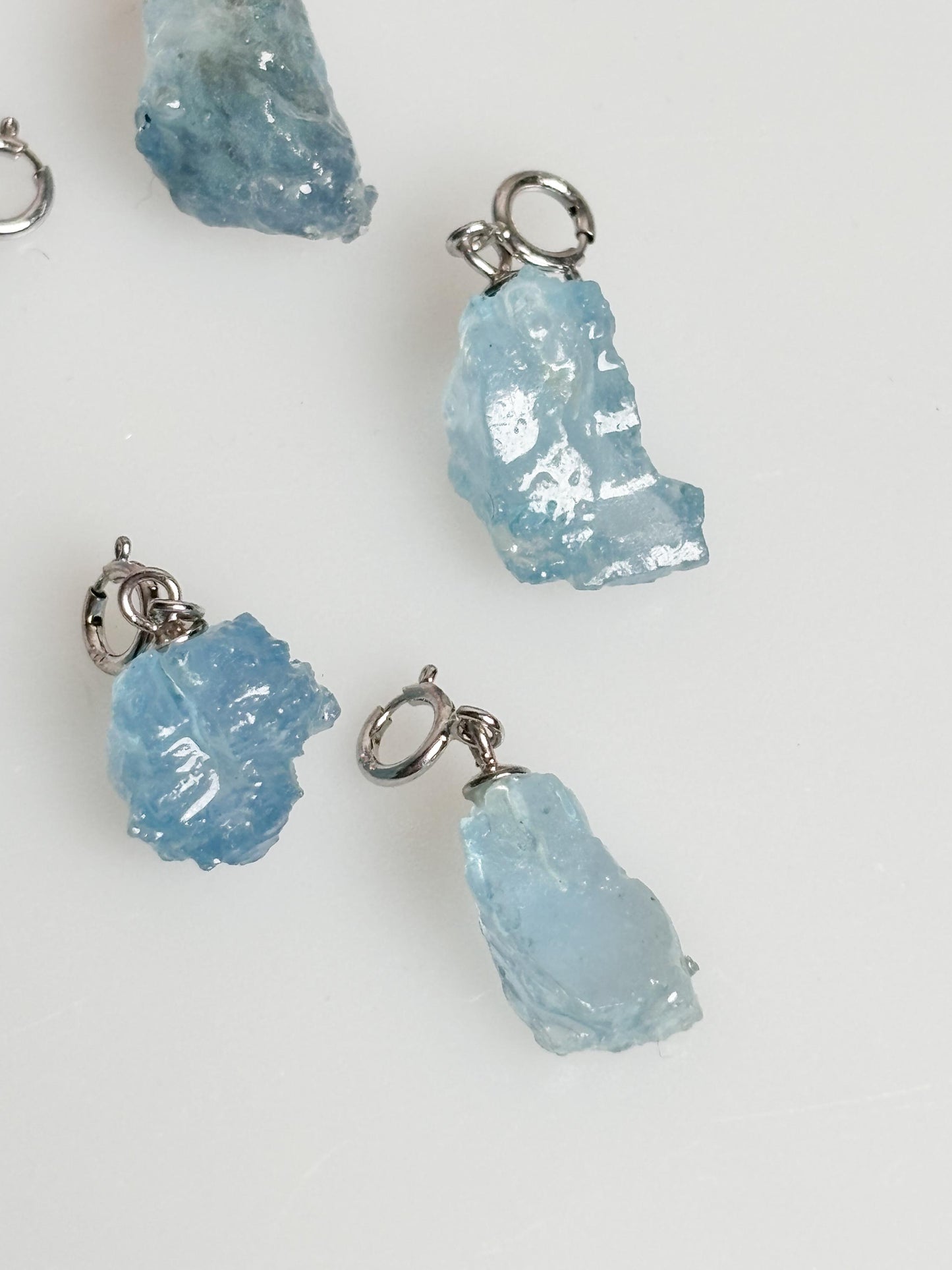 Natürlicher Aquamarin Rohstein Kettenanhänger 925 Silber Öse Transparenter Edelstein Schmuck