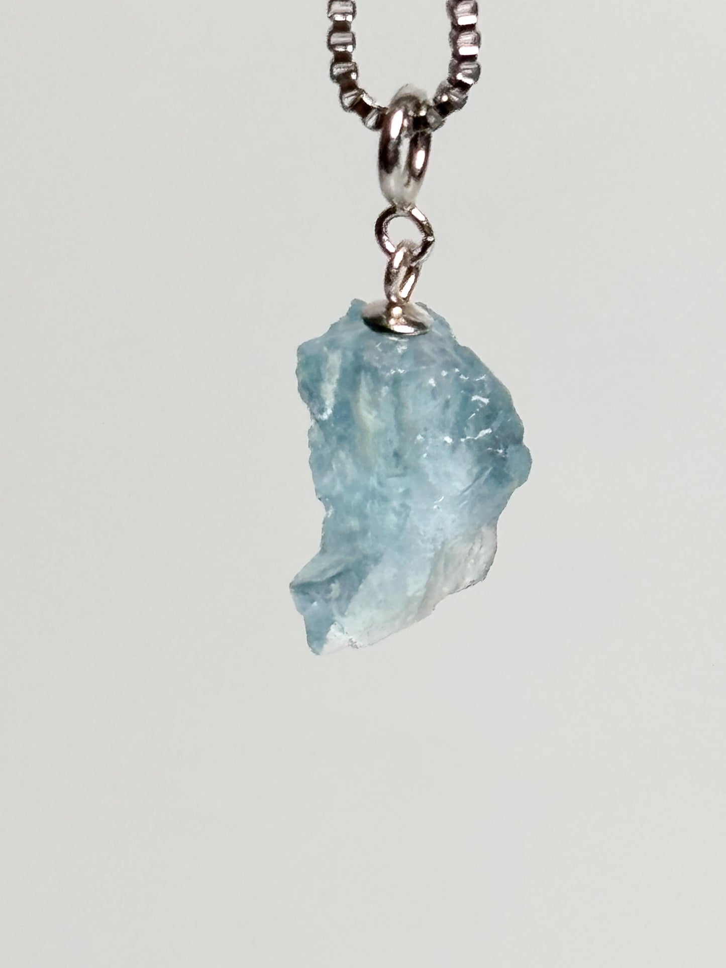 Natürlicher Aquamarin Rohstein Kettenanhänger 925 Silber Öse Transparenter Edelstein Schmuck