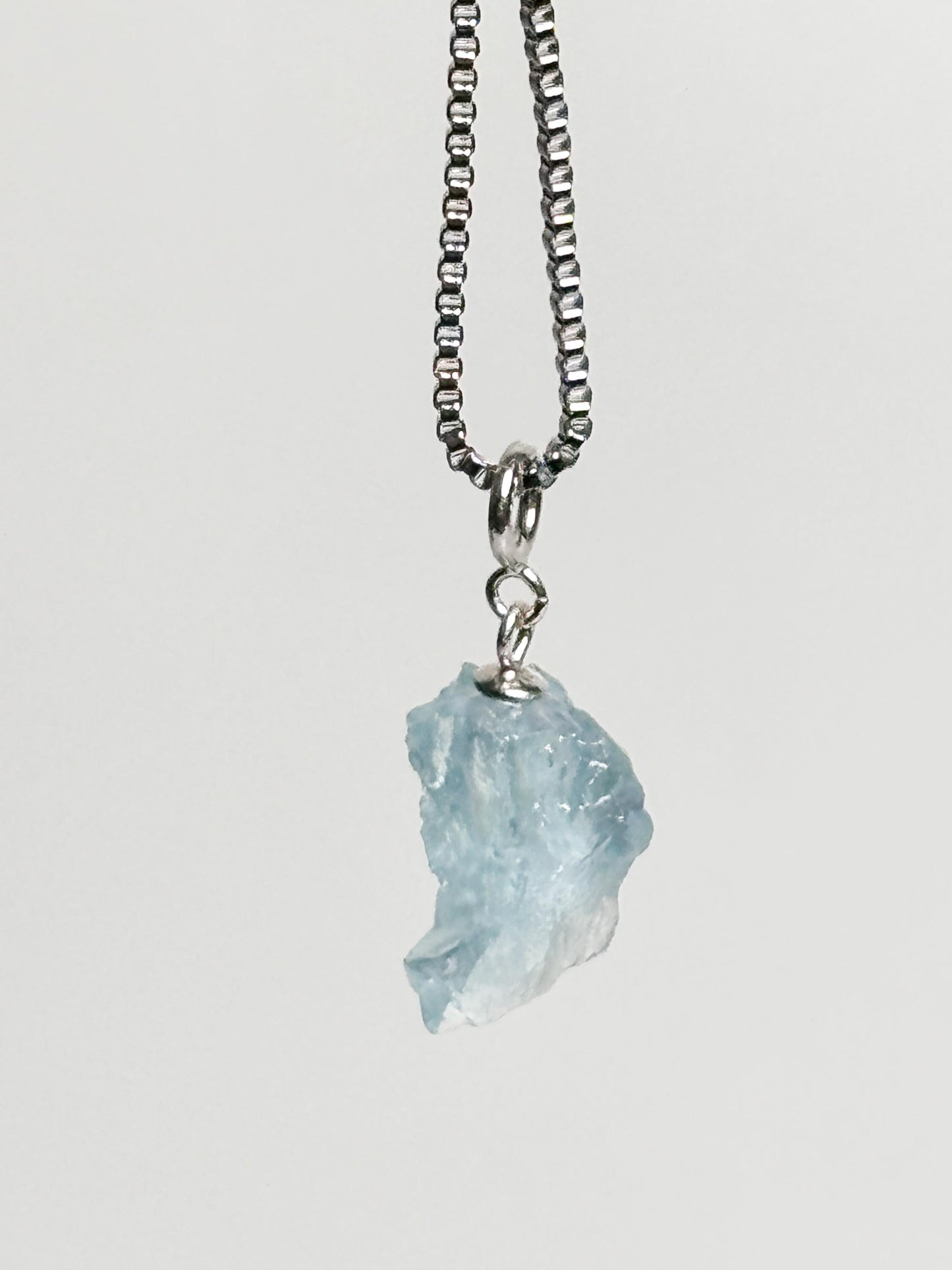 Natürlicher Aquamarin Rohstein Kettenanhänger 925 Silber Öse Transparenter Edelstein Schmuck