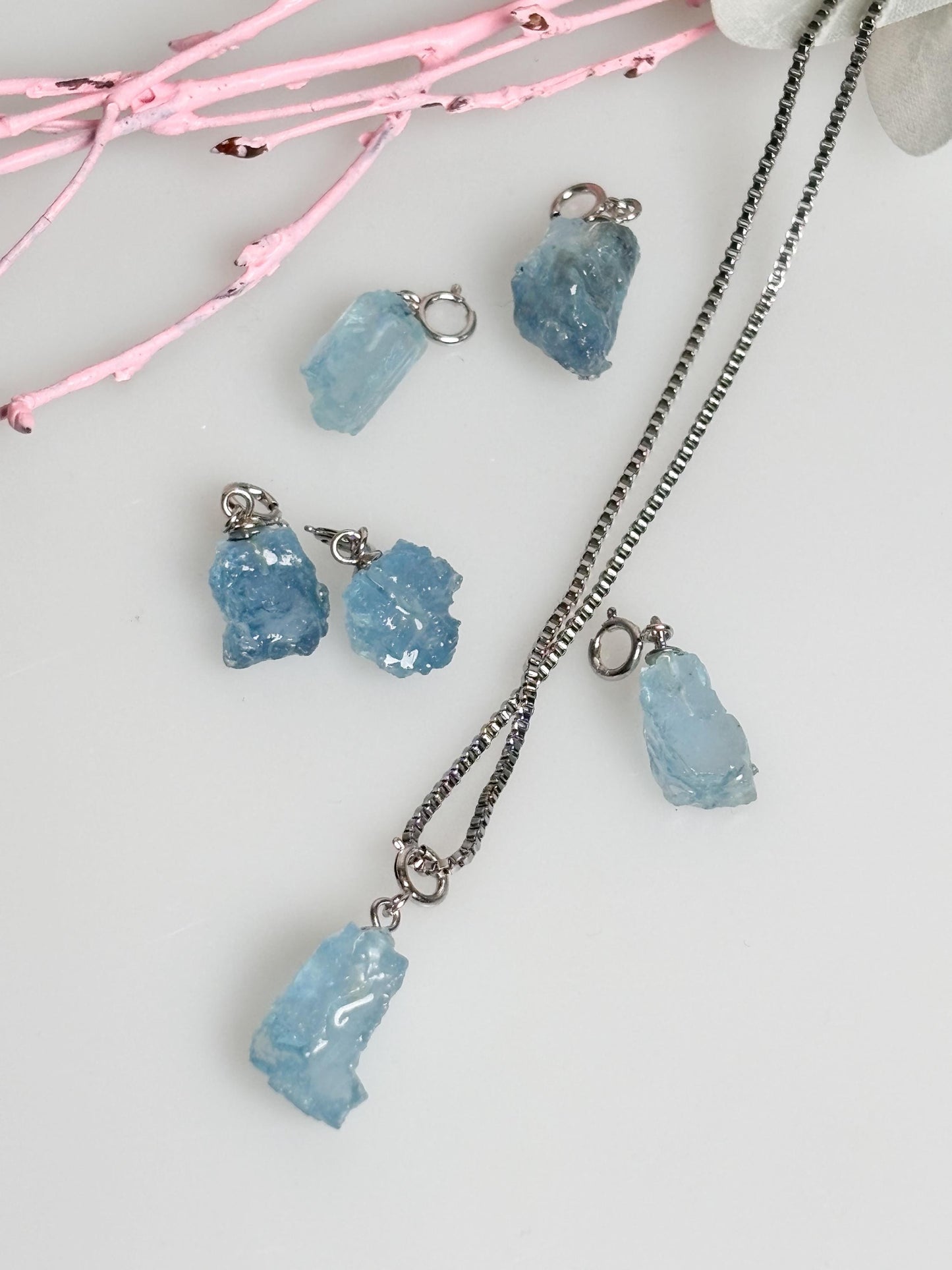 Natürlicher Aquamarin Rohstein Kettenanhänger 925 Silber Öse Transparenter Edelstein Schmuck