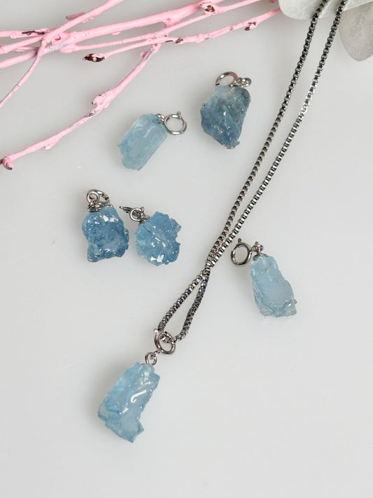 Natürlicher Aquamarin Rohstein Kettenanhänger  925 Silber Öse  Transparenter Edelstein Schmuck
