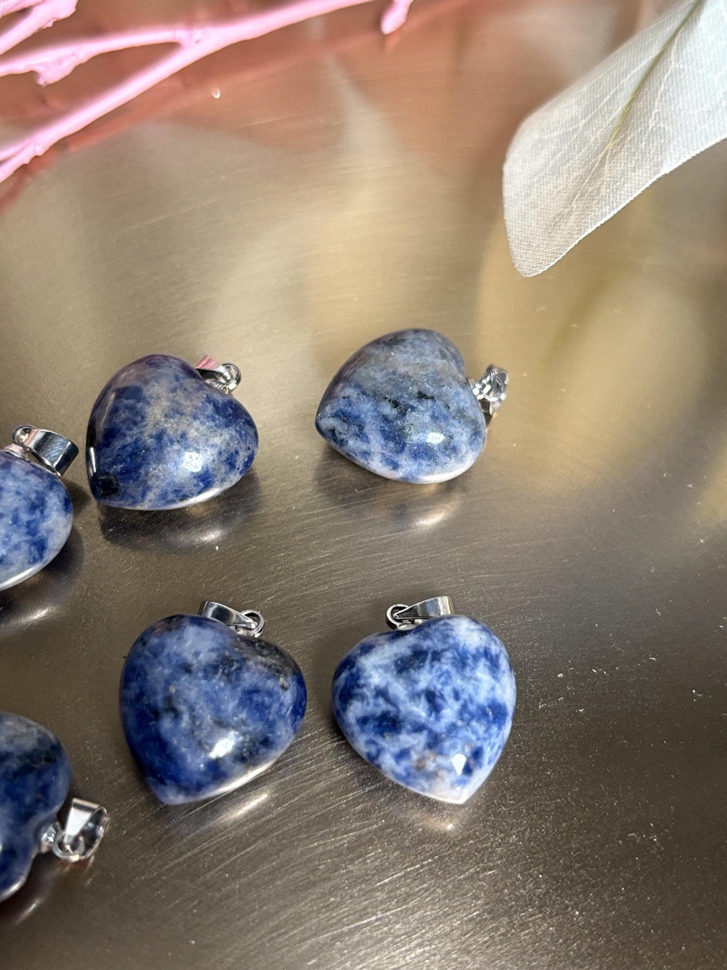 Kleiner Sodalith Herzanhänger Edler Schmuck aus Naturstein Spirituelles Geschenk & Begleiter