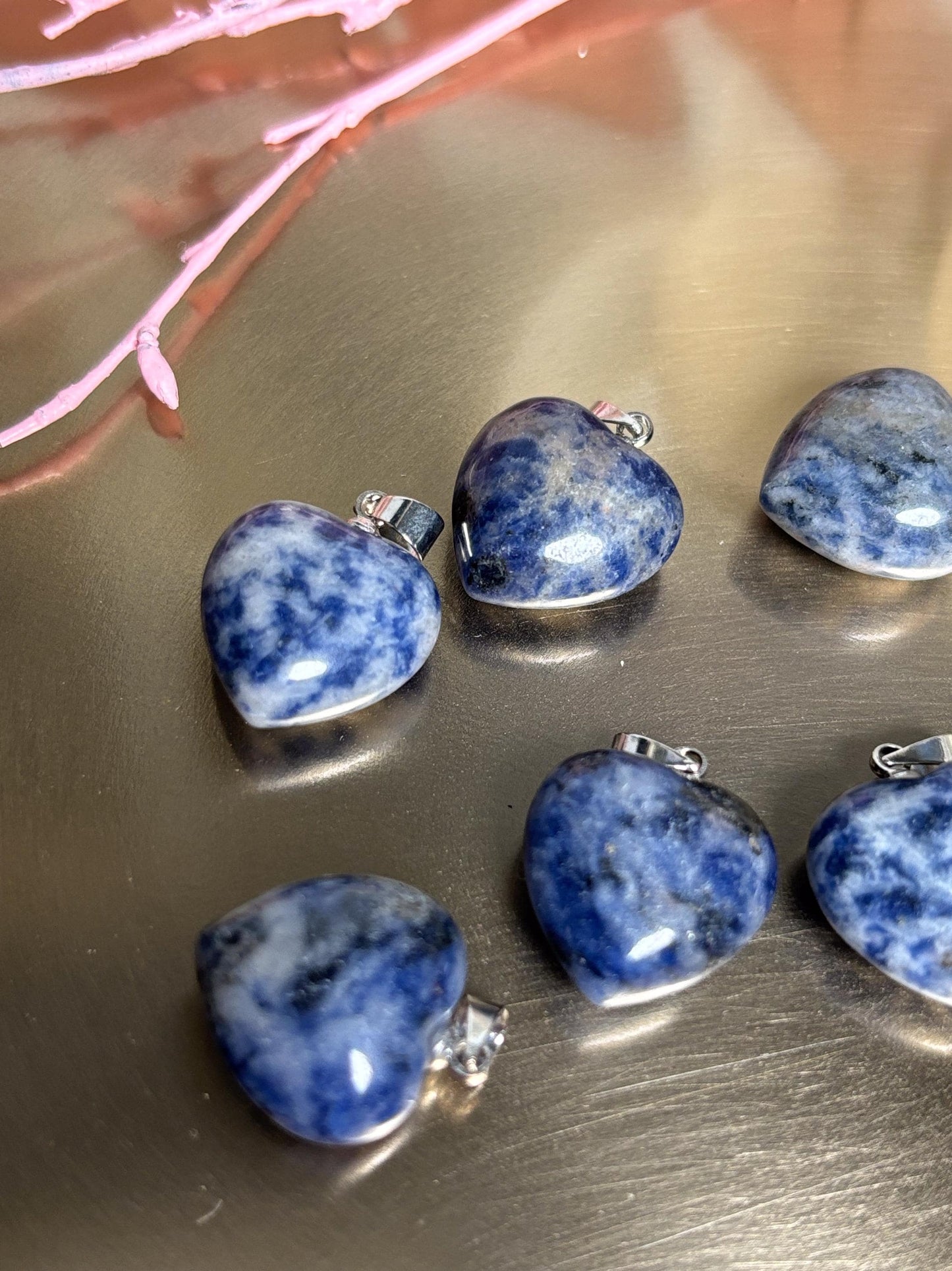 Kleiner Sodalith Herzanhänger Edler Schmuck aus Naturstein Spirituelles Geschenk & Begleiter