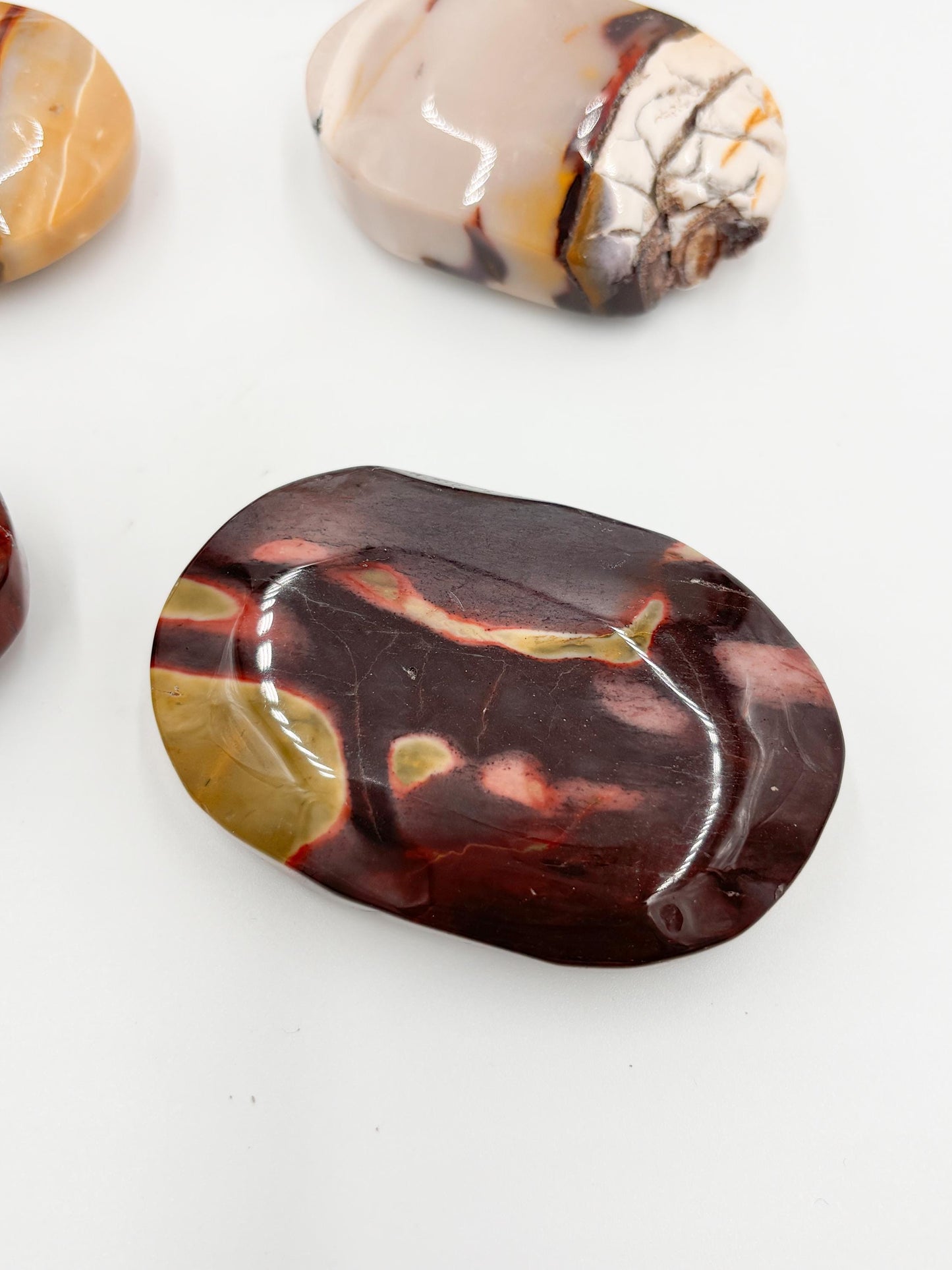 Mookaite Palmstone Handstein in verschiedenen Farben, energetischer Kristall zur Erdung & Balance