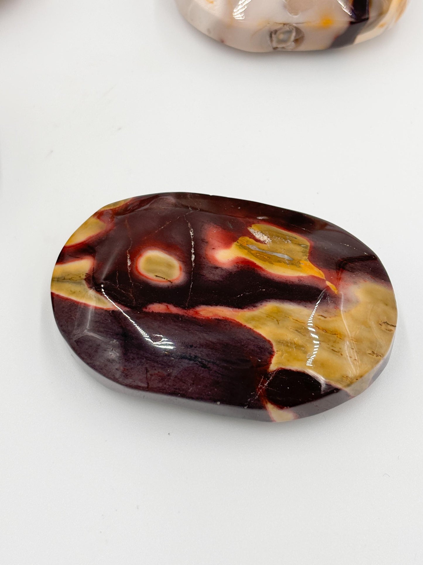 Mookaite Palmstone Handstein in verschiedenen Farben, energetischer Kristall zur Erdung & Balance