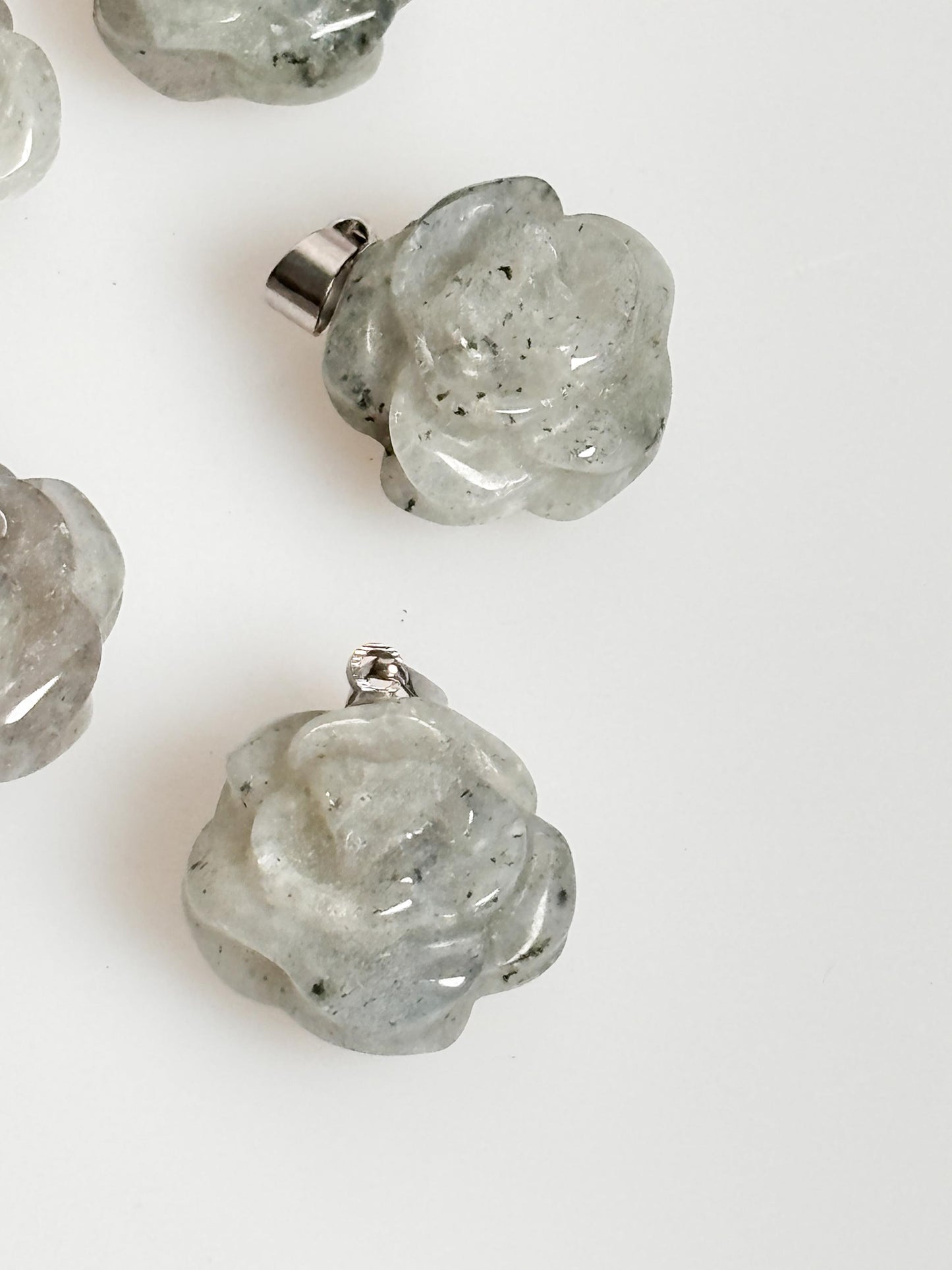 Labradorit Blumen Kettenanhänger Eleganter Schmuck mit schillerndem Labradorit