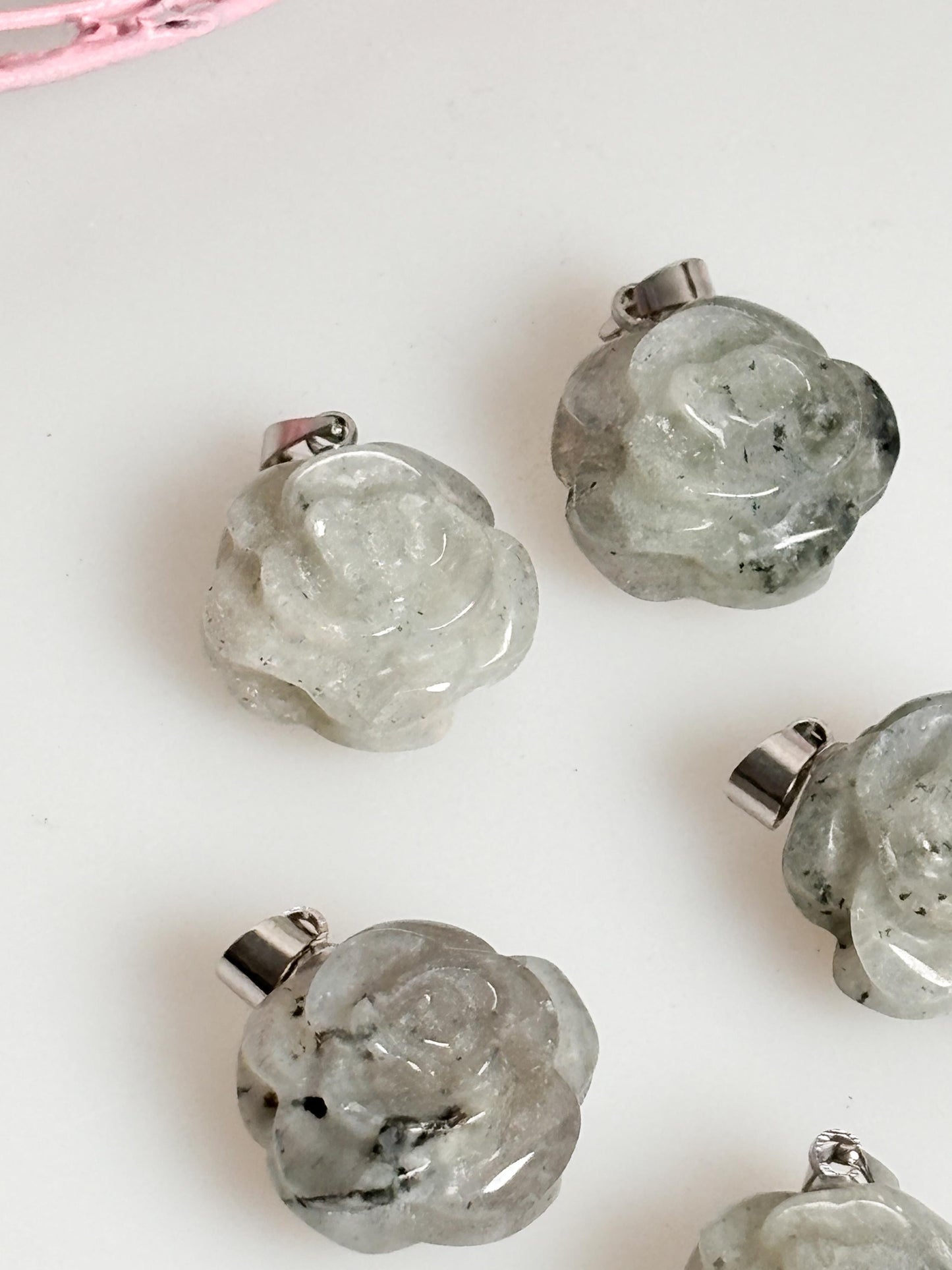 Labradorit Blumen Kettenanhänger Eleganter Schmuck mit schillerndem Labradorit