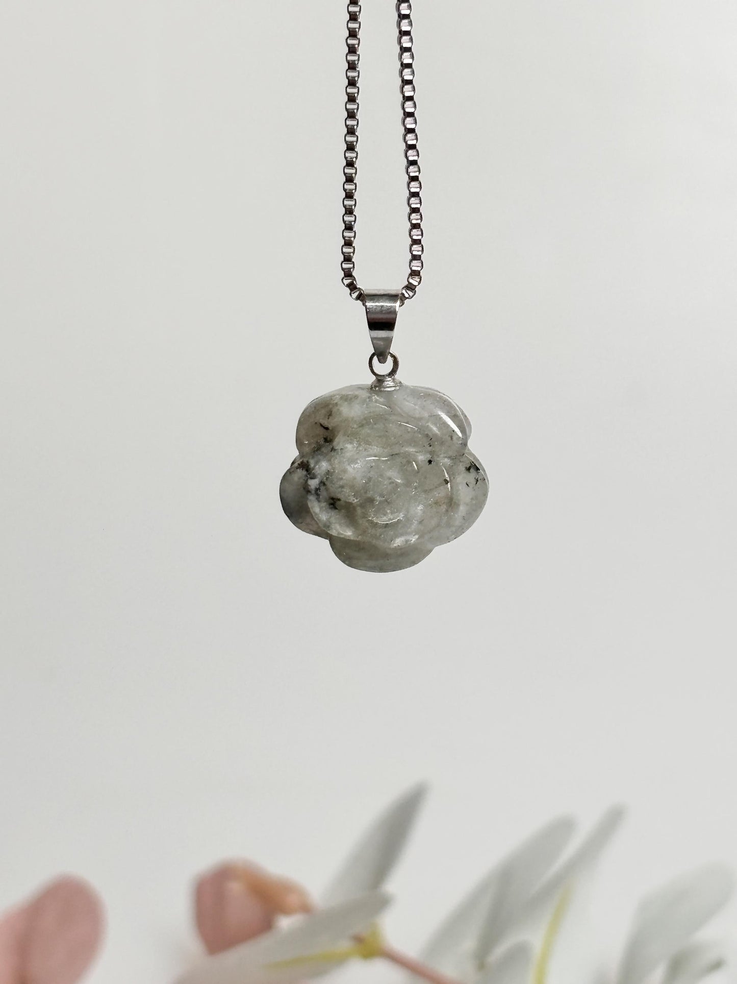 Labradorit Blumen Kettenanhänger Eleganter Schmuck mit schillerndem Labradorit