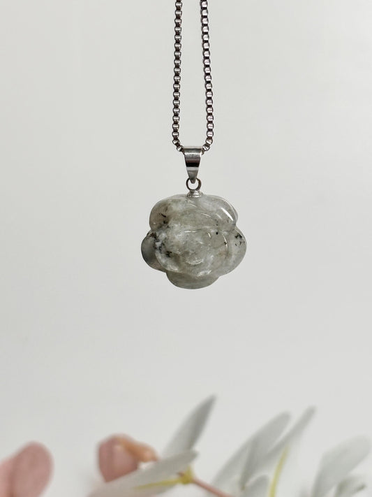 Labradorit Blumen Kettenanhänger  Eleganter Schmuck mit schillerndem Labradorit