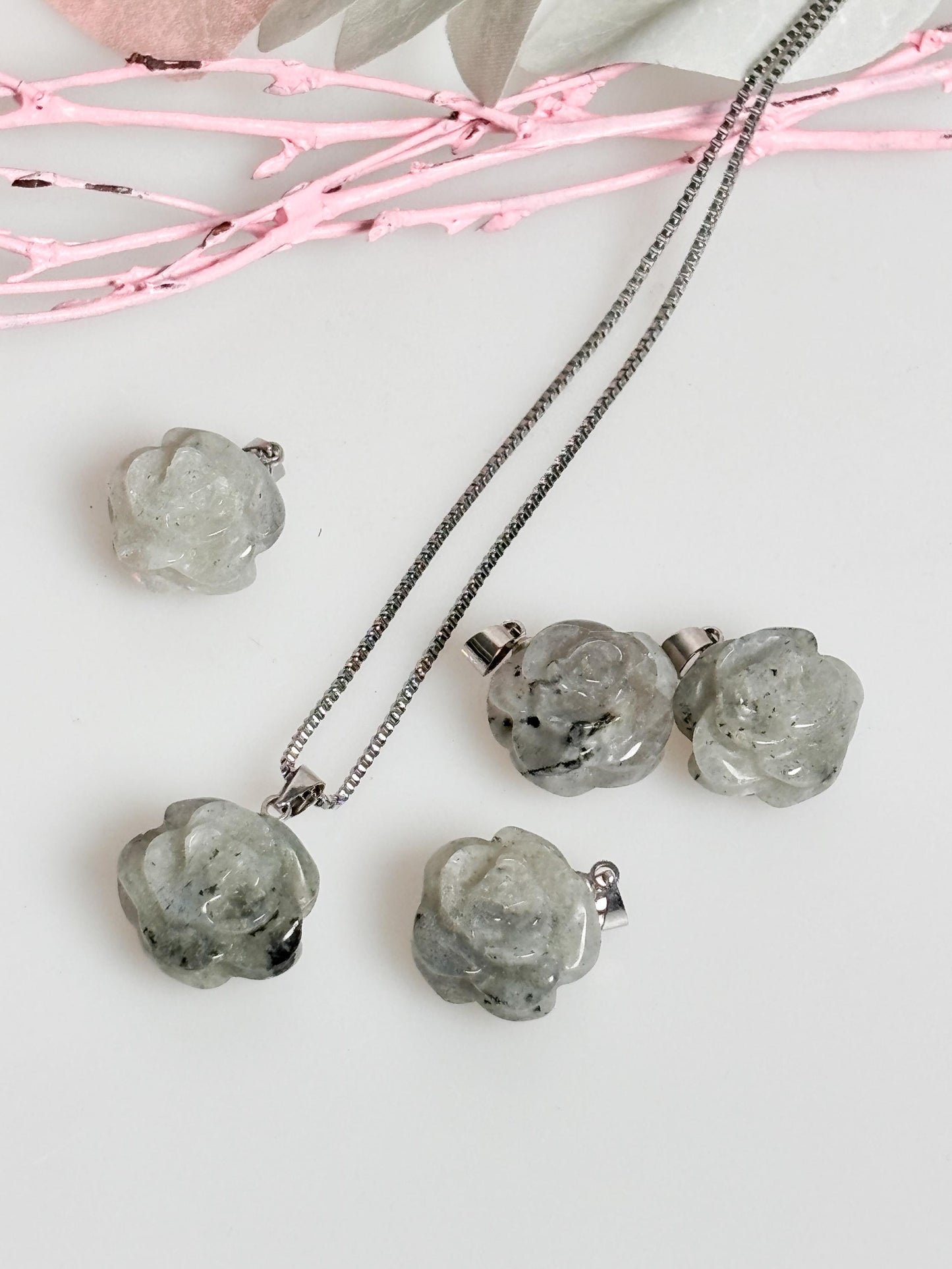 Labradorit Blumen Kettenanhänger Eleganter Schmuck mit schillerndem Labradorit