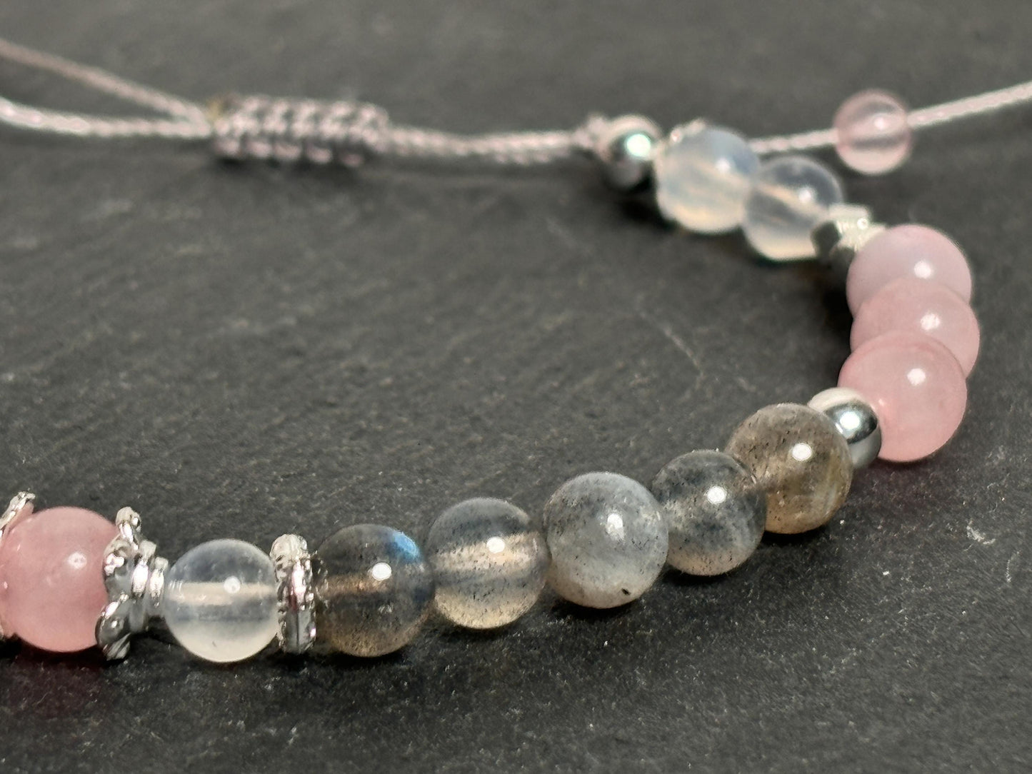 Makramee Armband mit Rosenquarz, Labradorit & Mondstein Handgefertigtes Schmuckstück mit 6mm Perlen