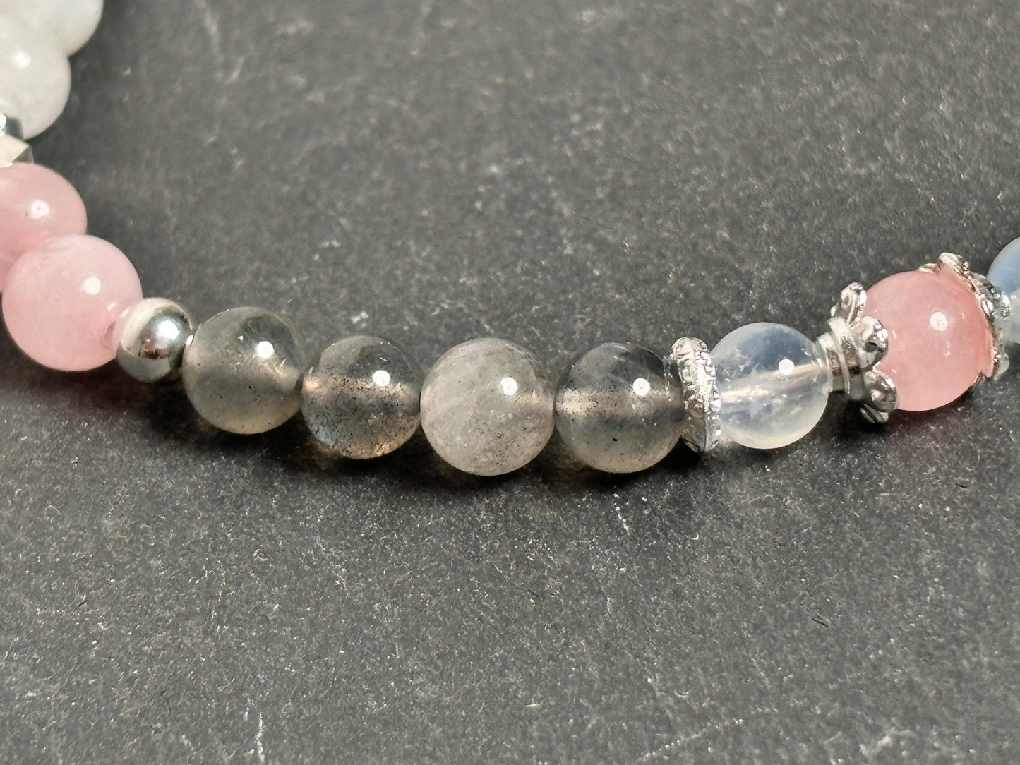 Makramee Armband mit Rosenquarz, Labradorit & Mondstein Handgefertigtes Schmuckstück mit 6mm Perlen