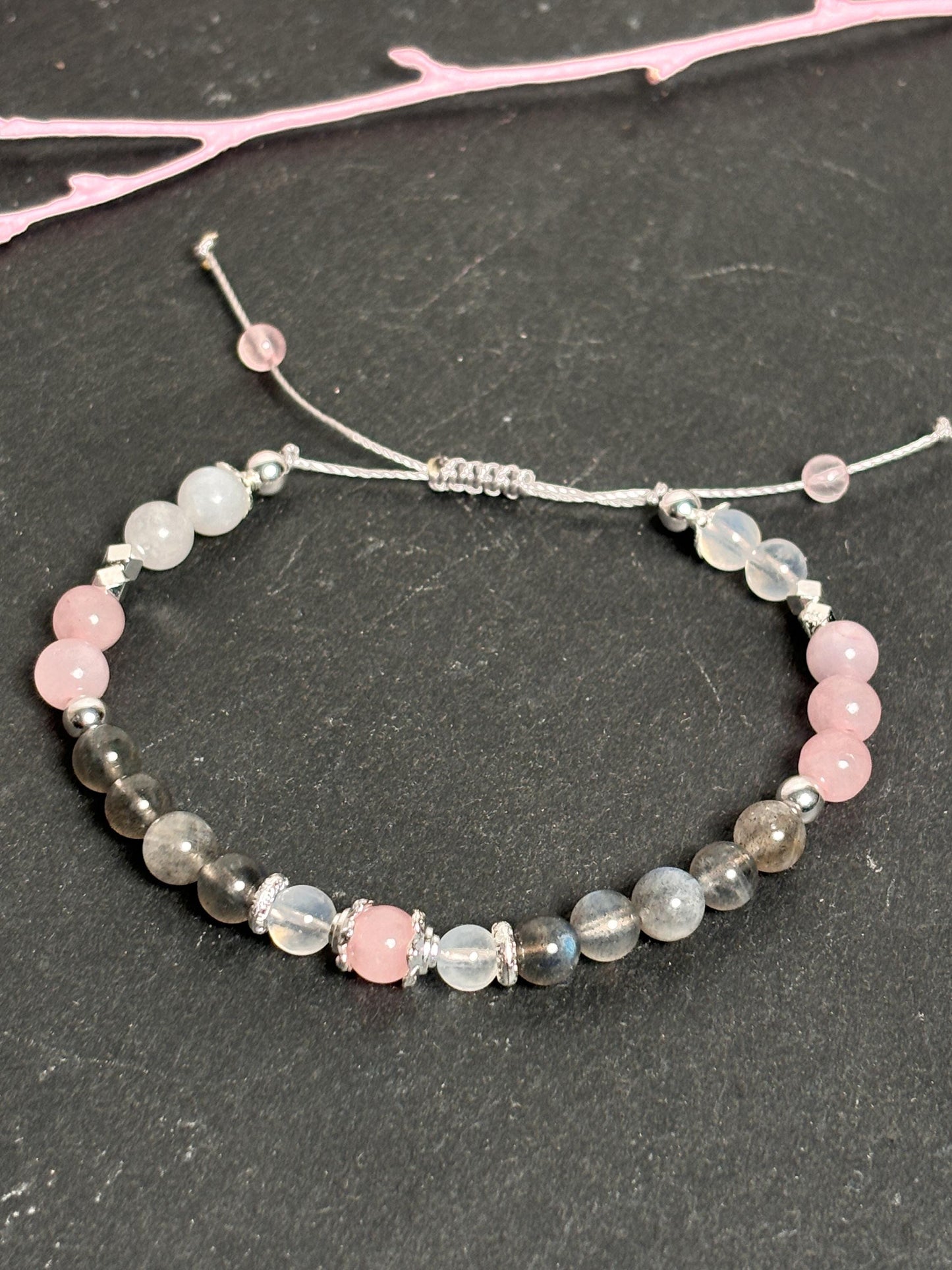 Makramee Armband mit Rosenquarz, Labradorit & Mondstein Handgefertigtes Schmuckstück mit 6mm Perlen