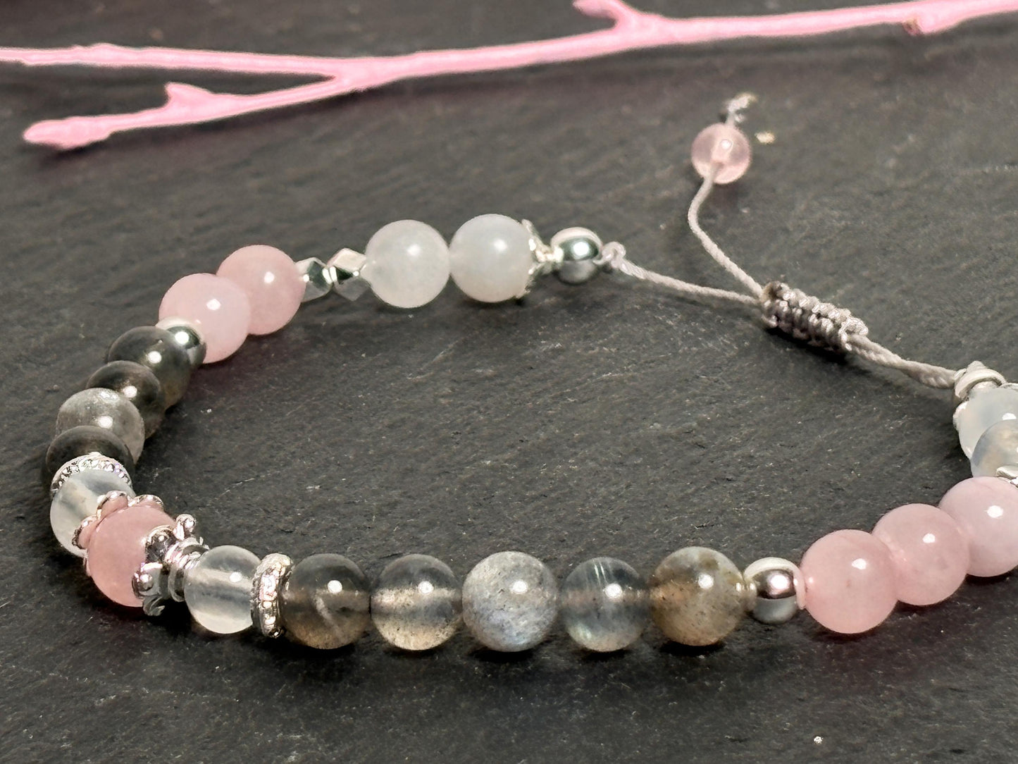 Makramee Armband mit Rosenquarz, Labradorit & Mondstein Handgefertigtes Schmuckstück mit 6mm Perlen