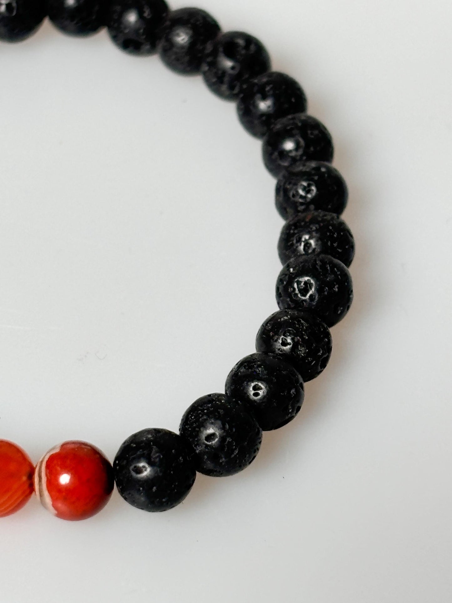 Chakra Perlenarmband aus Lavastein Energetisches Schmuckstück für Balance & Harmonie