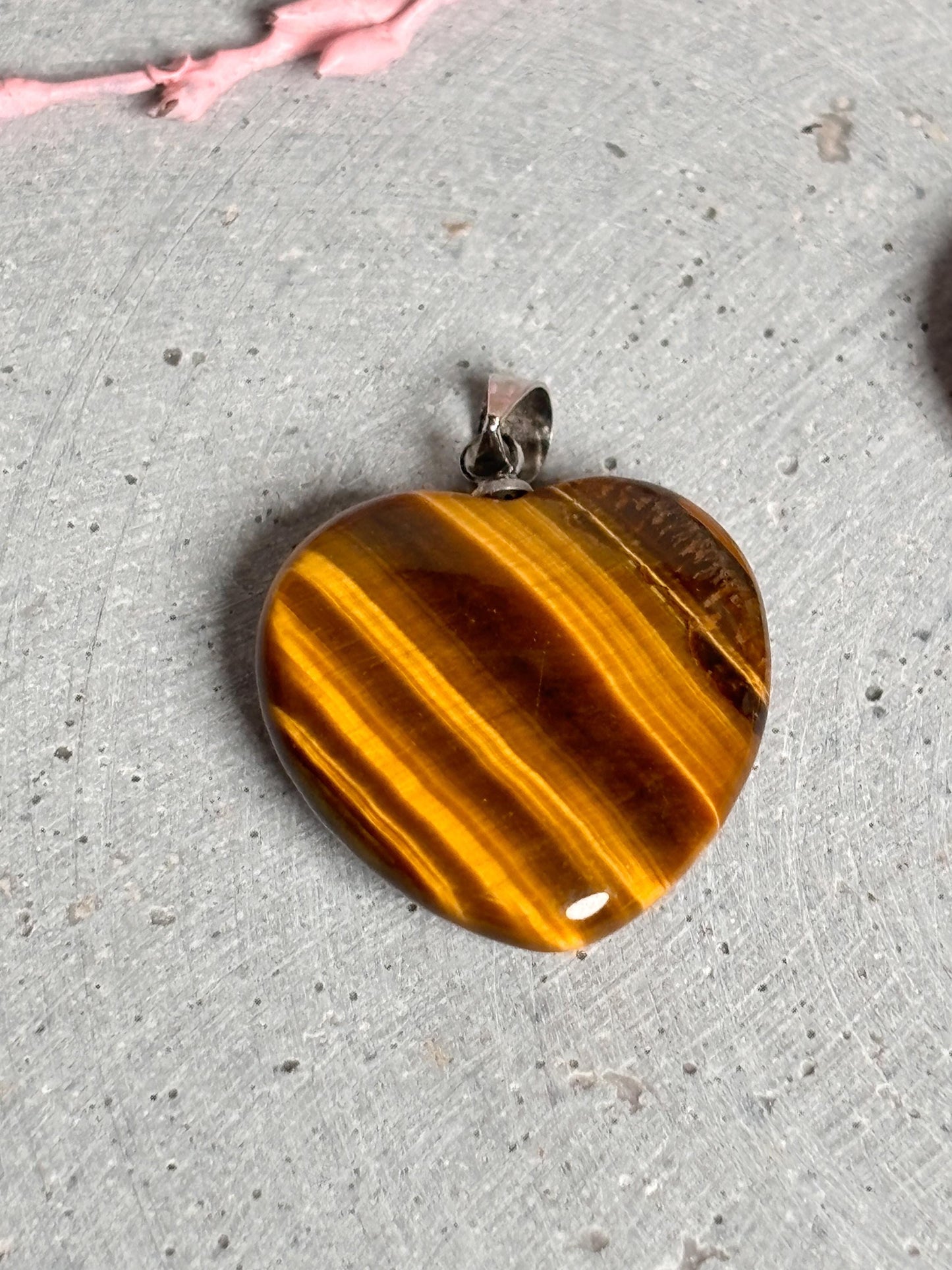 Schimmernder Tigerauge Herz Kettenanhänger Mystischer Schmuck mit kraftvoller Energie